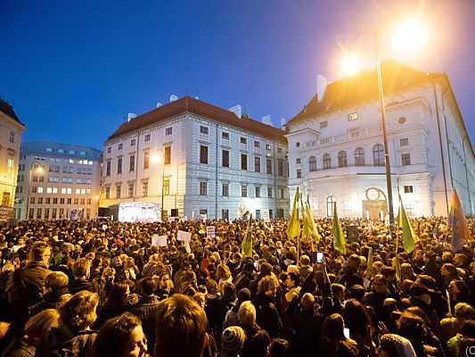 Tausende taten am Ballhausplatz ihren Unmut mit der Regierung kund