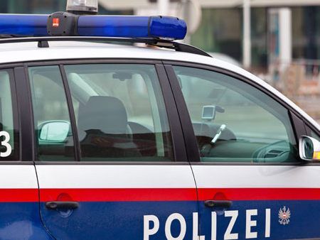 Die Polizei fahndet nach dem Bankräuber. Die Polizei fahndet nach dem Bankräuber.