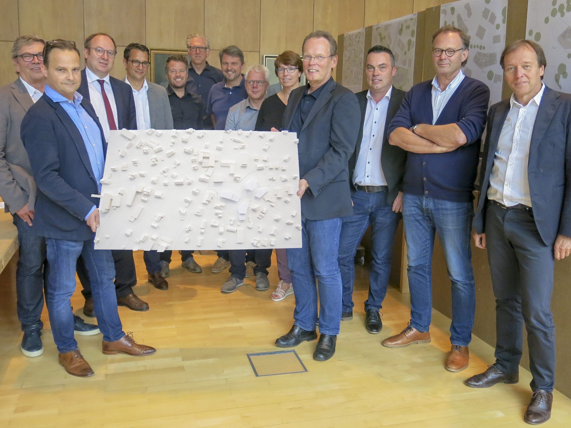 Die Jury des Architektenwettbewerbs präsentiert das Siegerprojekt von Dworzak-Grabher für das neue Gebäudeensemble für Lustenauer Ortsteilzentrum Rheindorf. (Es fehlt: Jurymitglied Ing. Wilhelm Muzyczyn.)