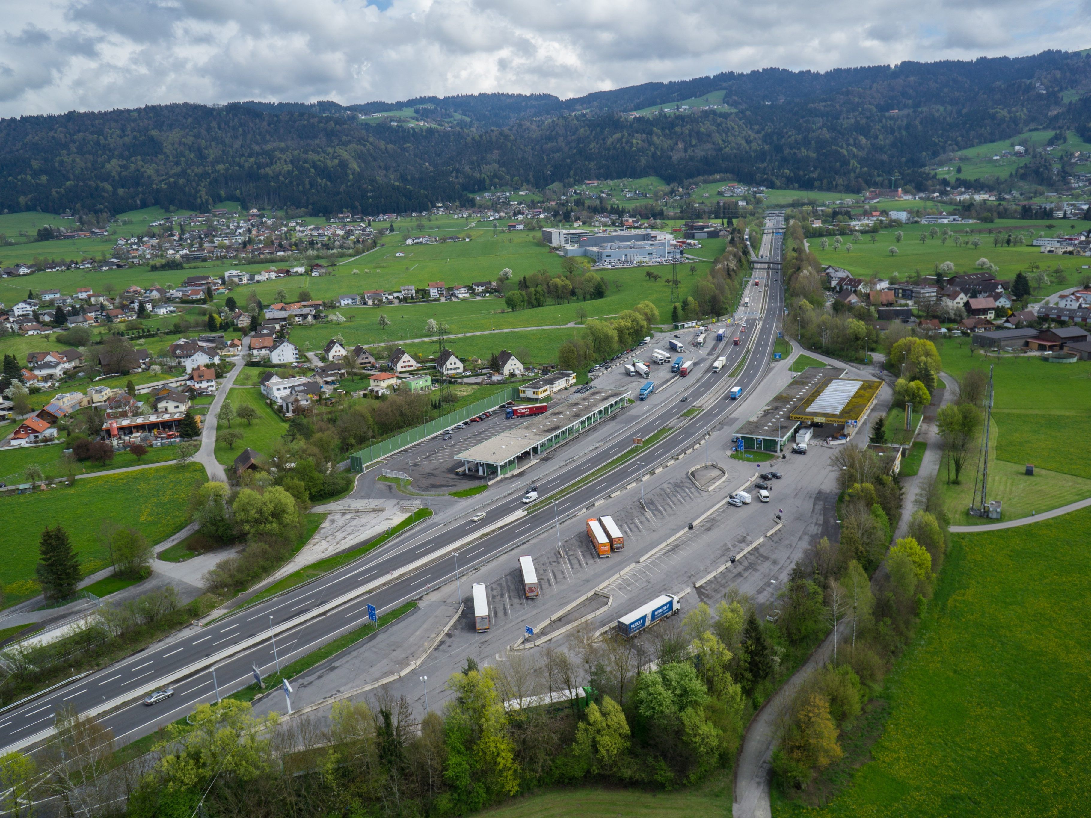AfD fordert Grenzzaun. AfD fordert Grenzzaun.