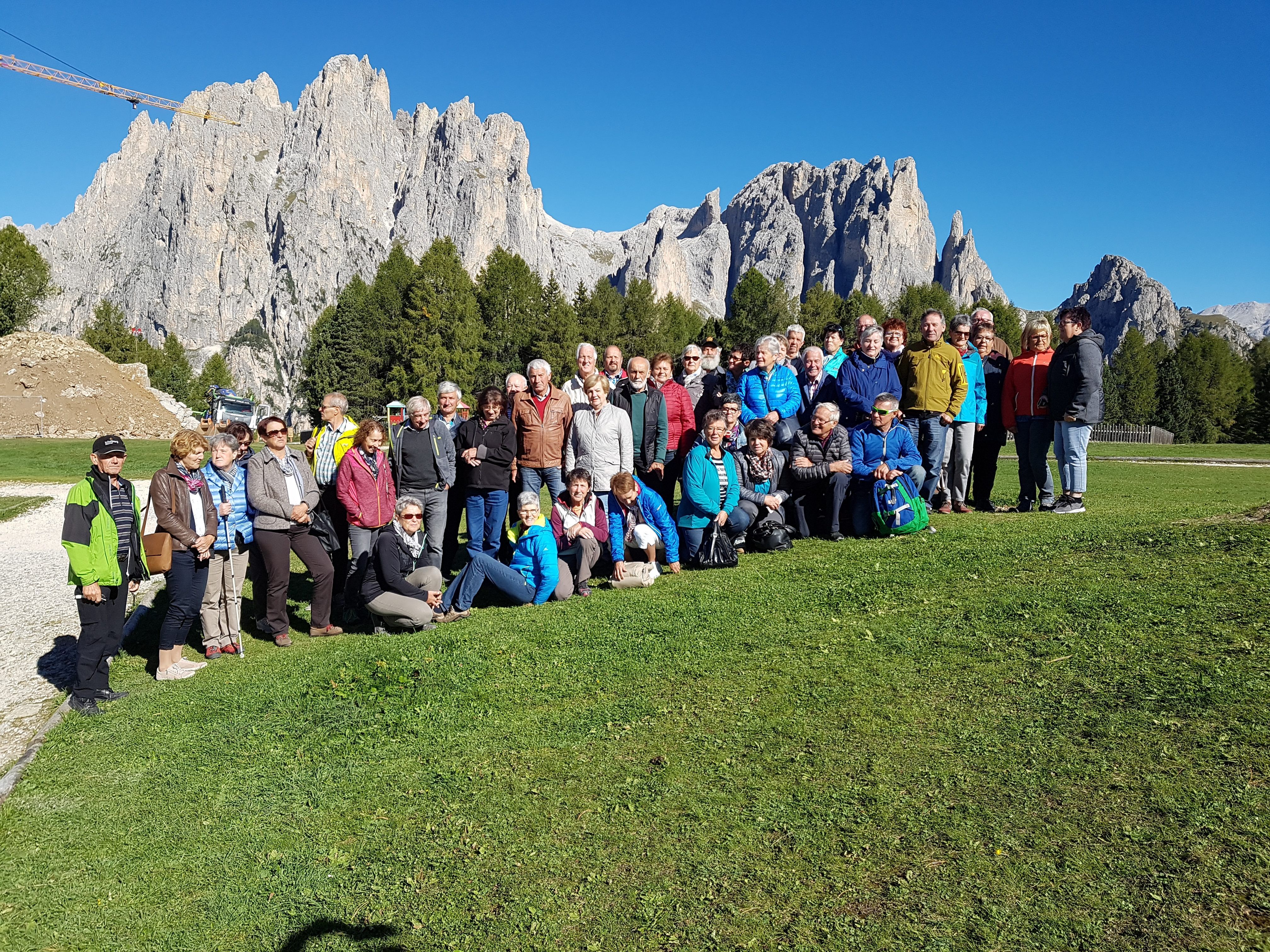 Die Reisegruppe vor dem Bergmassiv der Dolomiten Die Reisegruppe vor dem Bergmassiv der Dolomiten