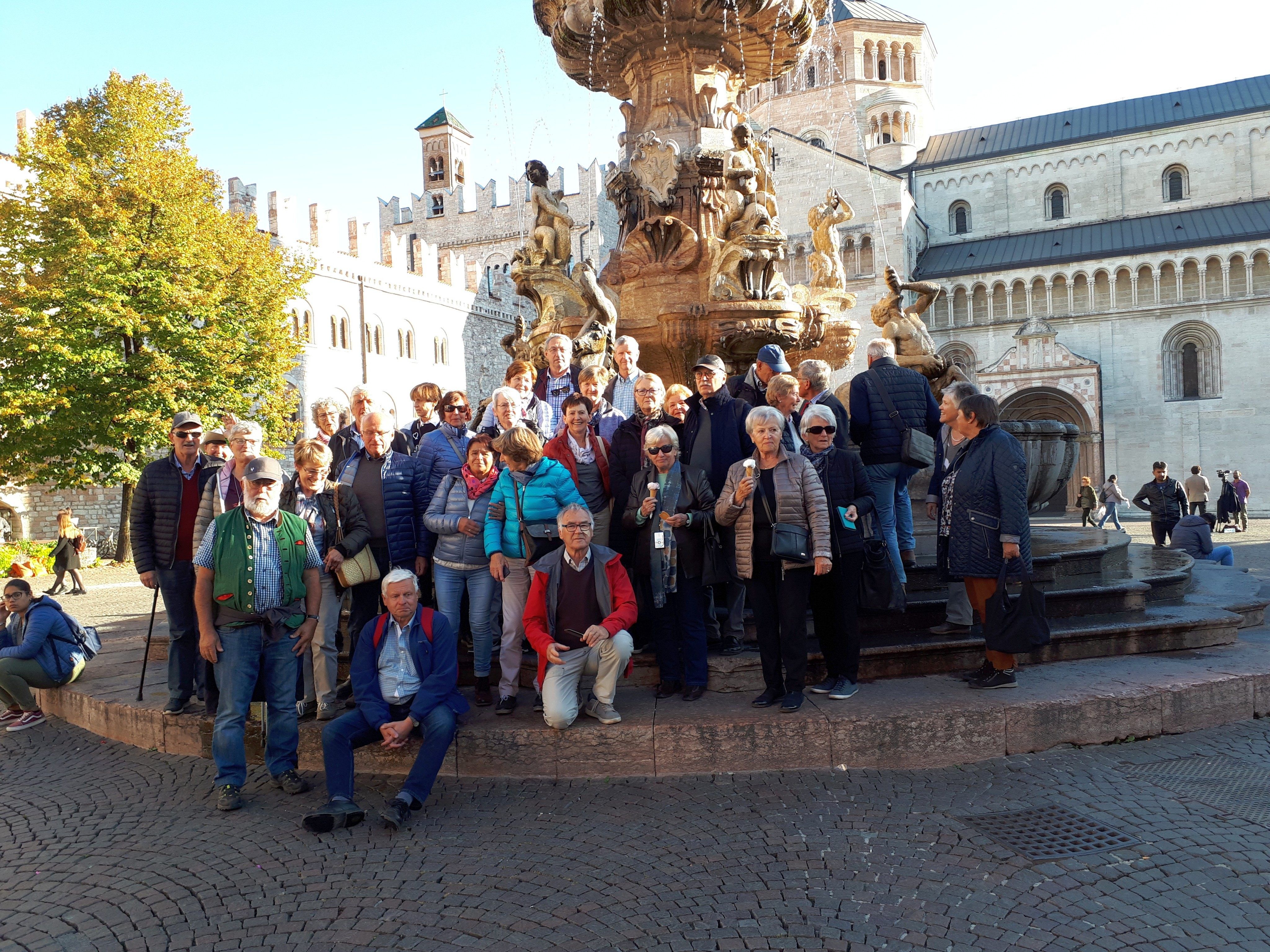Gruppenbild am Neptunbrunnen in Trient Gruppenbild am Neptunbrunnen in Trient