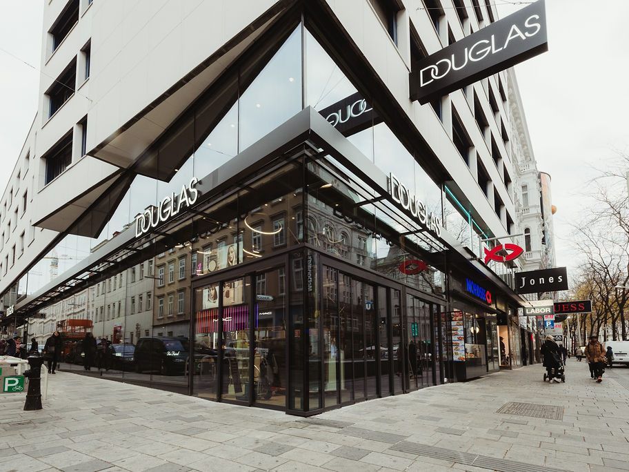Bereits die Fassade des neuen Douglas-Stores gibt einen Eindruck auf dsa Interieur. Bereits die Fassade des neuen Douglas-Stores gibt einen Eindruck auf dsa Interieur.