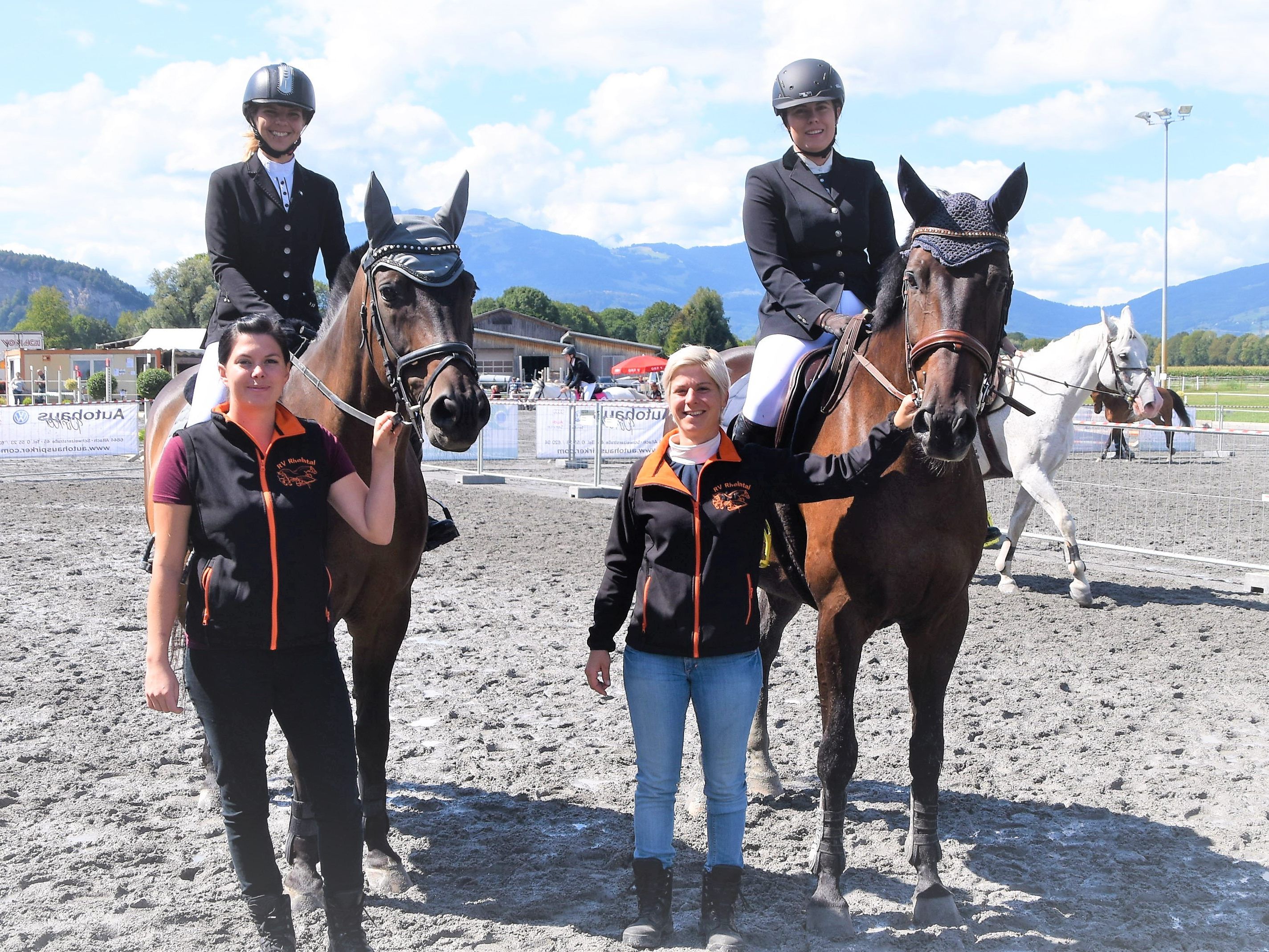 Dressurwettbewerbe, Reiterspiele und Derbyspringen Dressurwettbewerbe, Reiterspiele und Derbyspringen