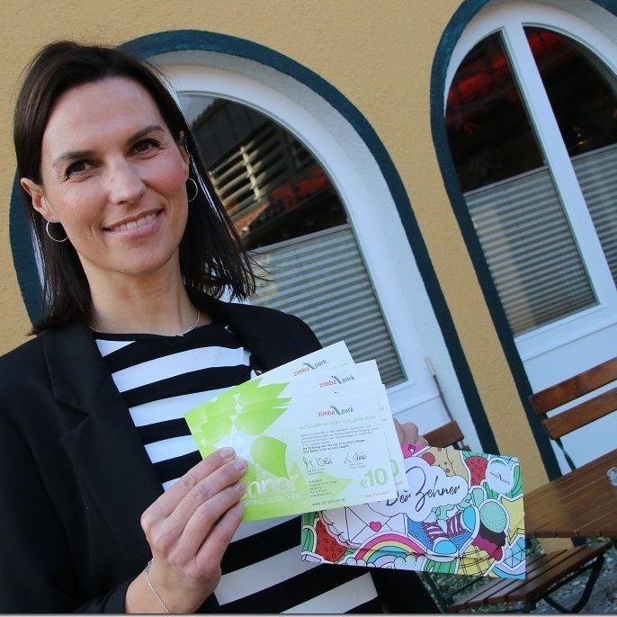 Kathrin Mair überreicht die Gutscheine an den Schulsport Vorarlberg