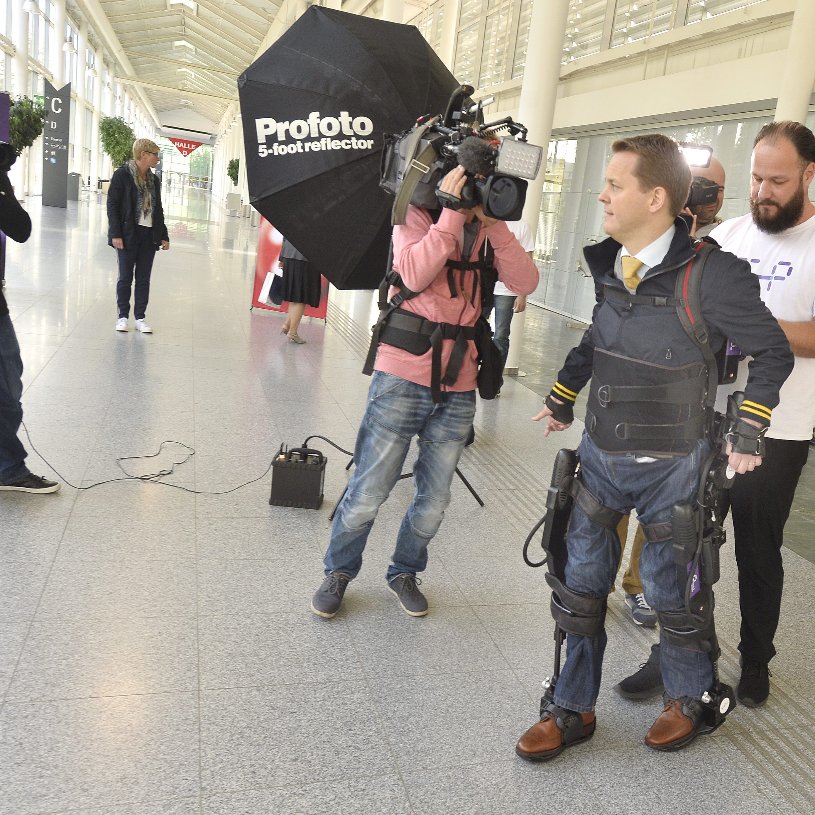 Das Exoskelett bietet Rollstuhlfahrern eine Trainingsmöglichkeit.