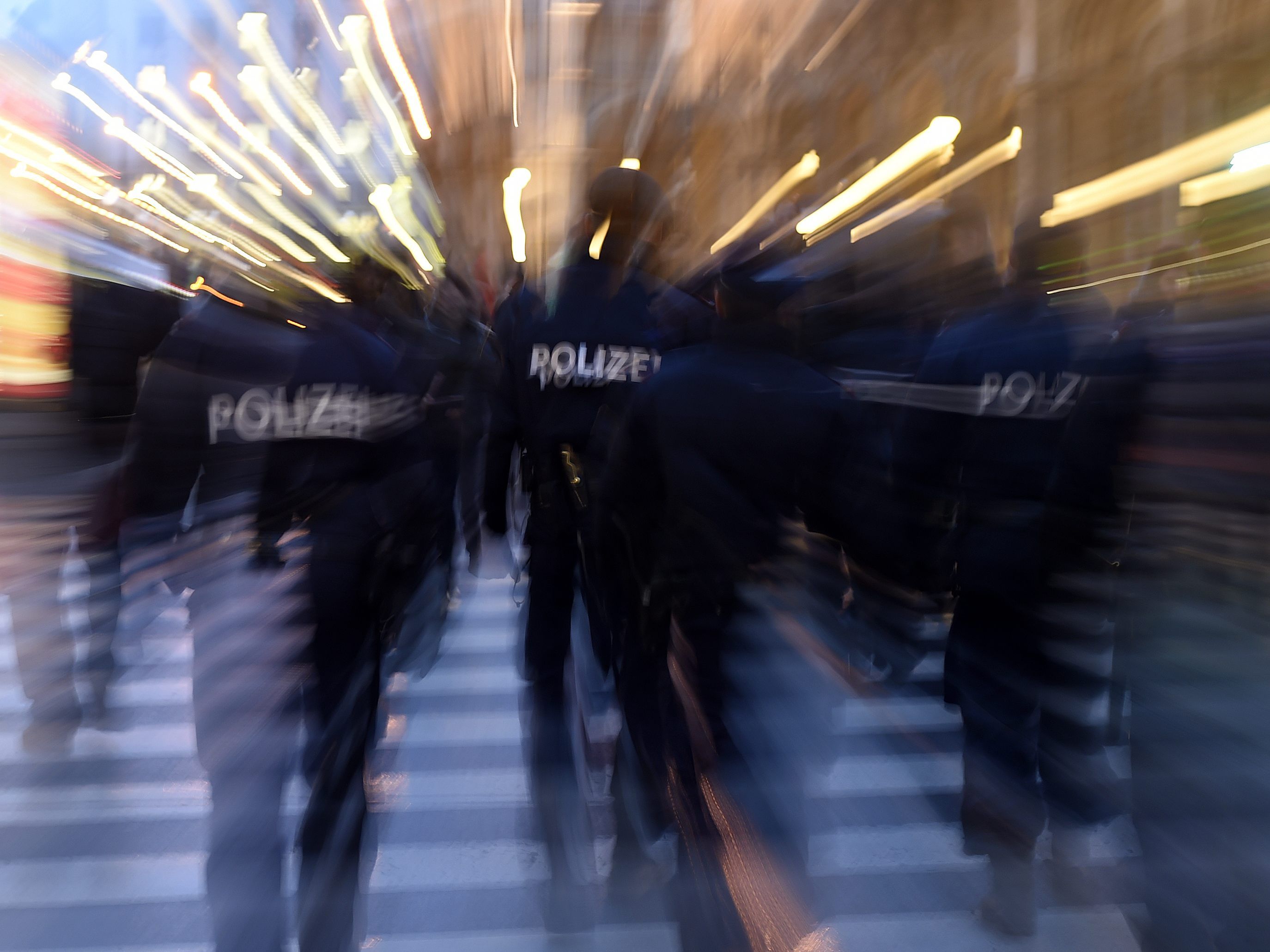 Zahlreiche Polizisten durchsuchten die WC-Anlagen am Westbahnhof.