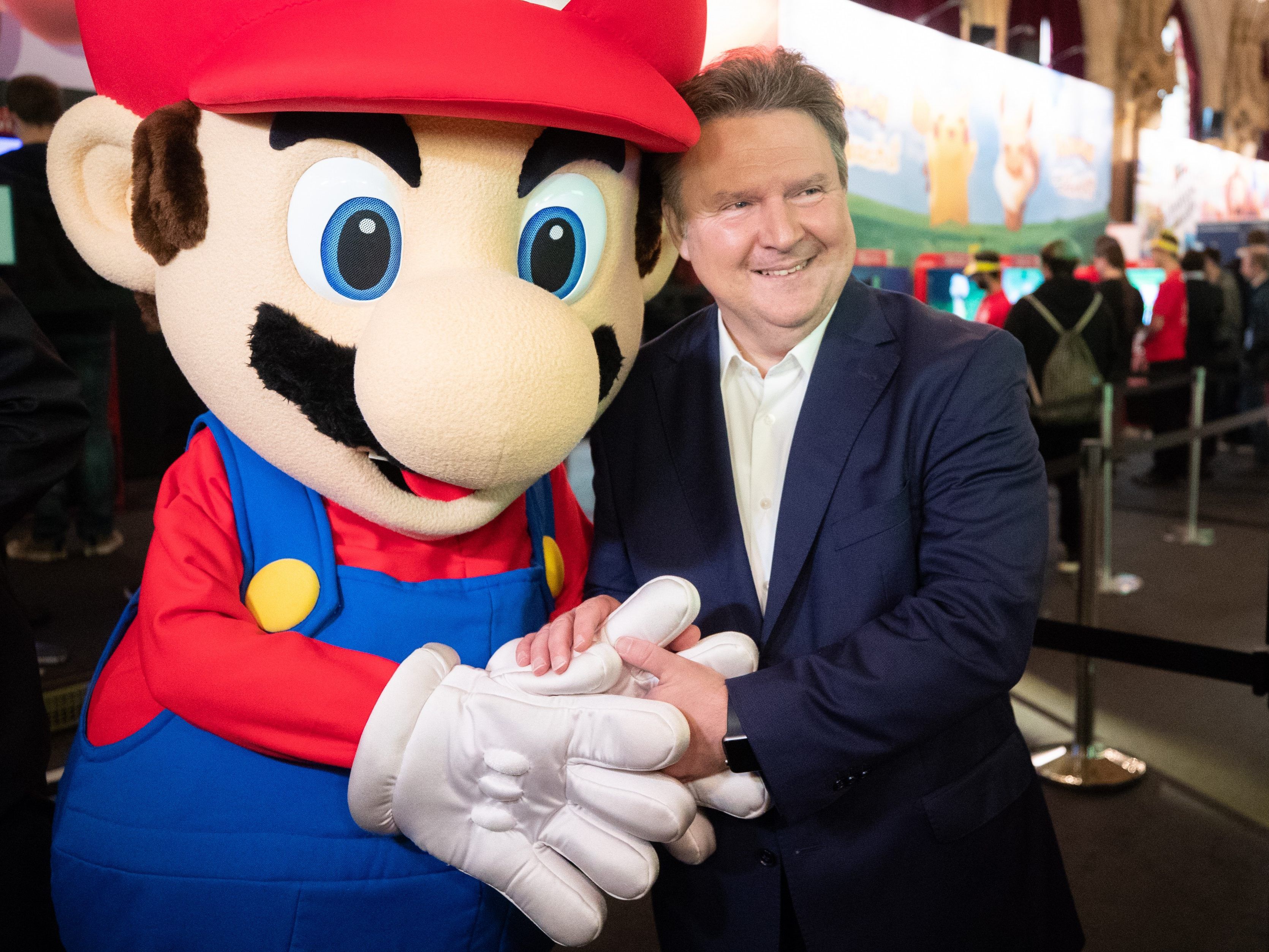 Bürgermeister Ludwig traf bei der Game City auf Super Mario. Bürgermeister Ludwig traf bei der Game City auf Super Mario.