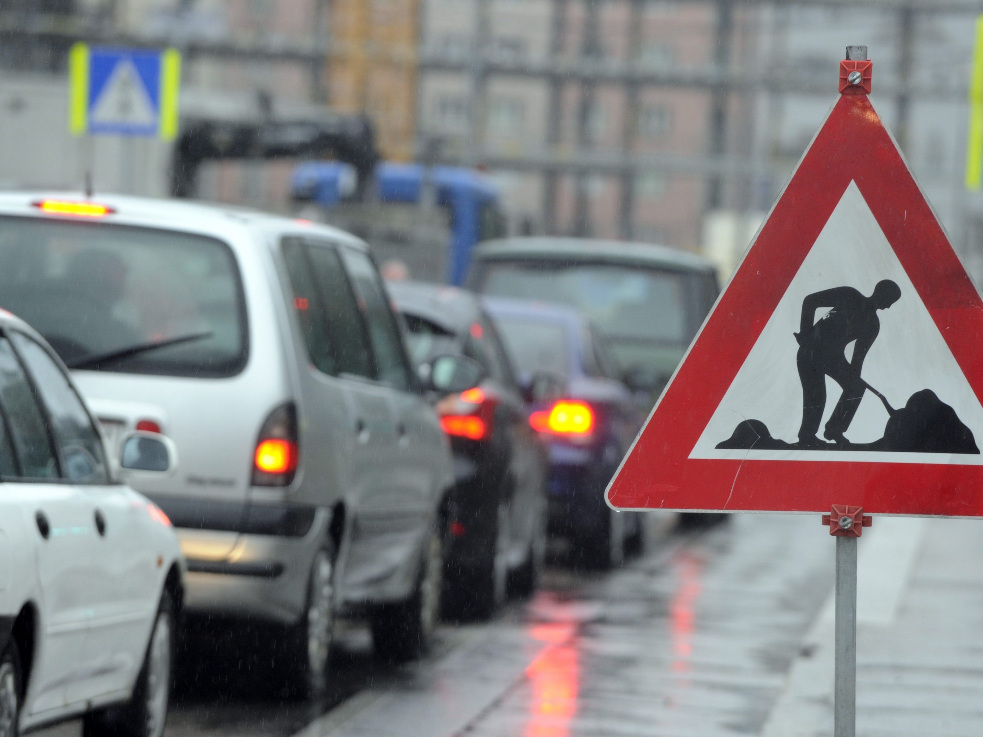 Der Verkehr wird wechselweise geführt. Der Verkehr wird wechselweise geführt.