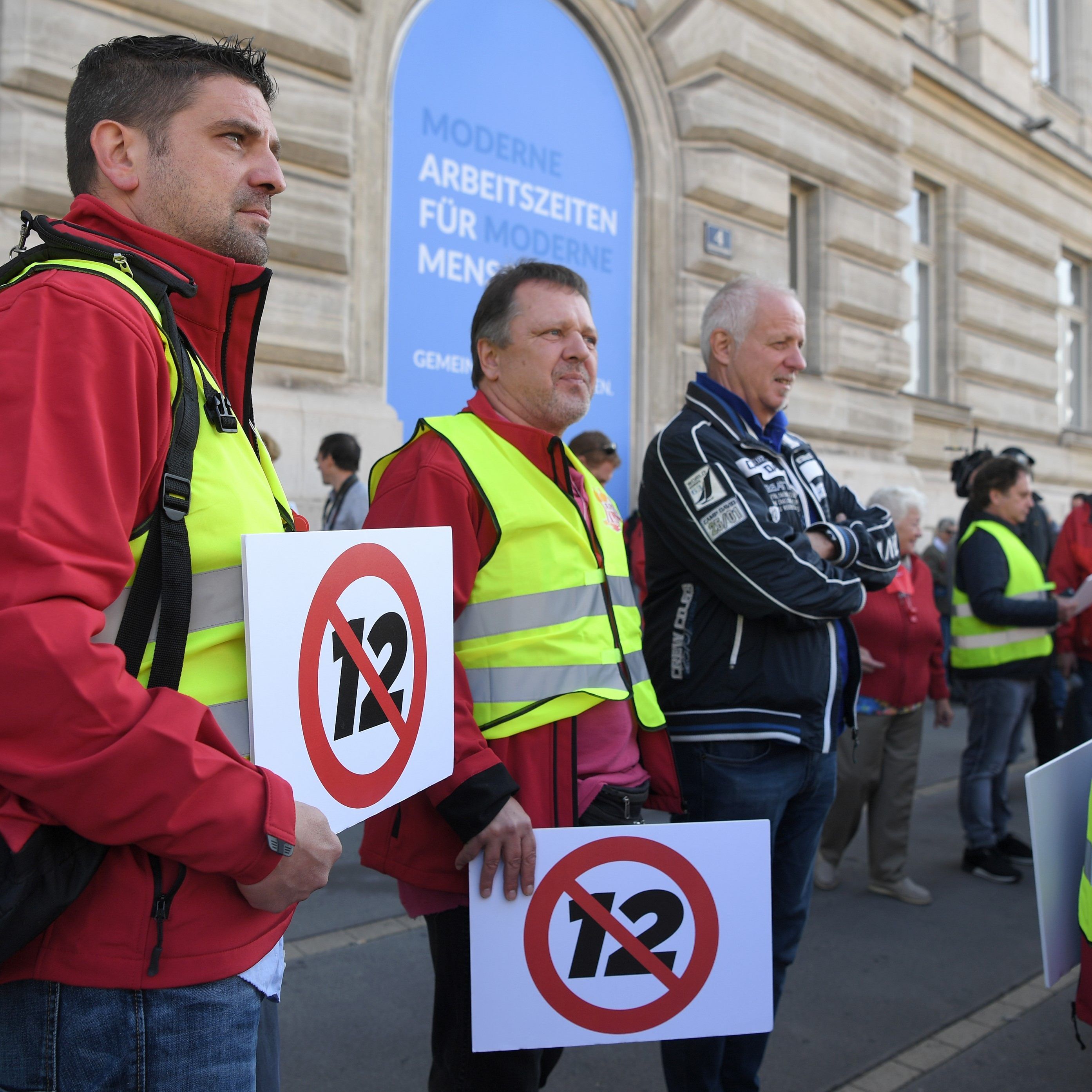 Am Wiener Schwarzenbergplatz wird heute protestiert.