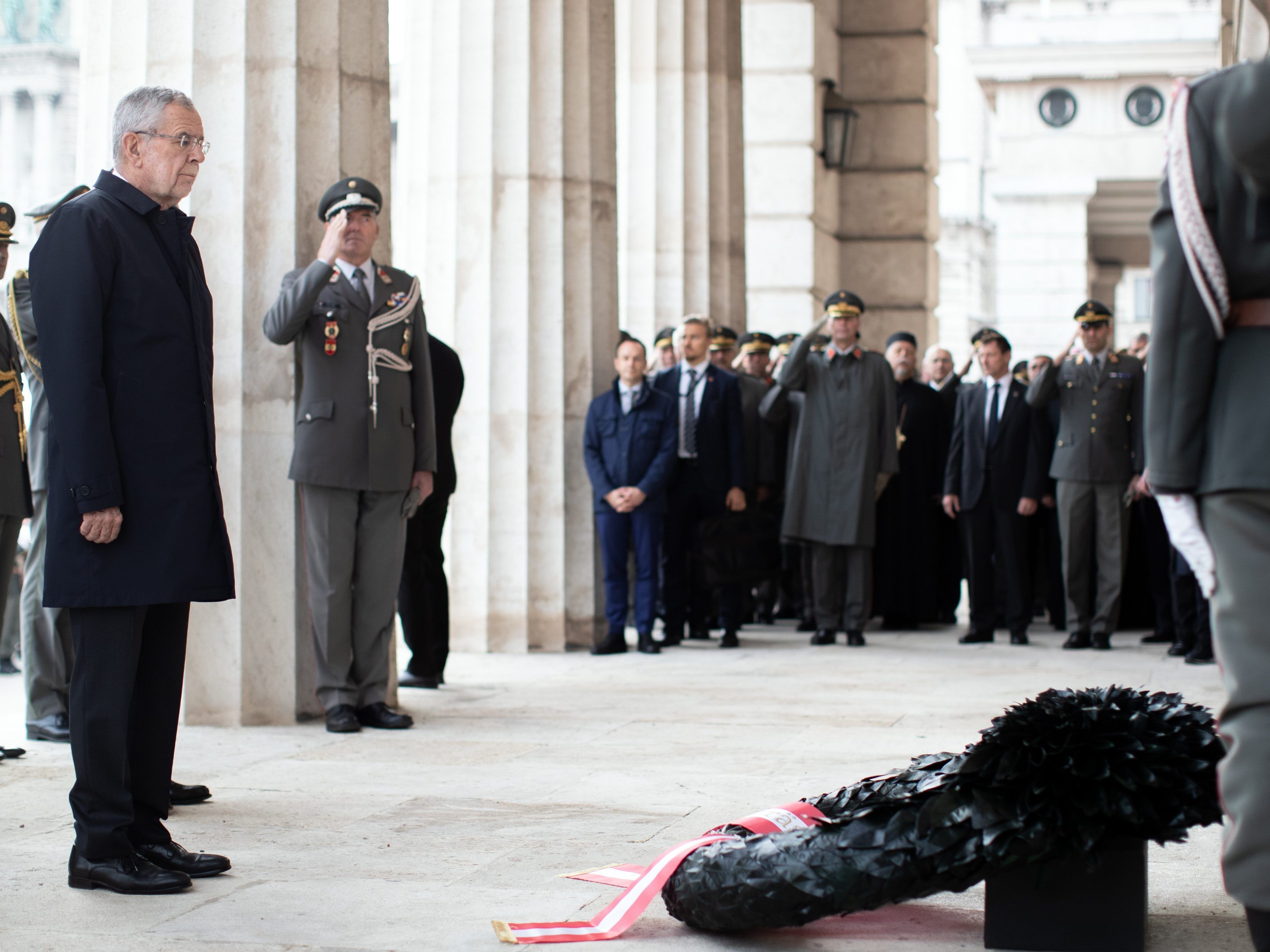 Kurz und Van der Bellen betonen den Zusammenhalt bei ihren Reden am Wiener Heldenplatz. Kurz und Van der Bellen betonen den Zusammenhalt bei ihren Reden am Wiener Heldenplatz.