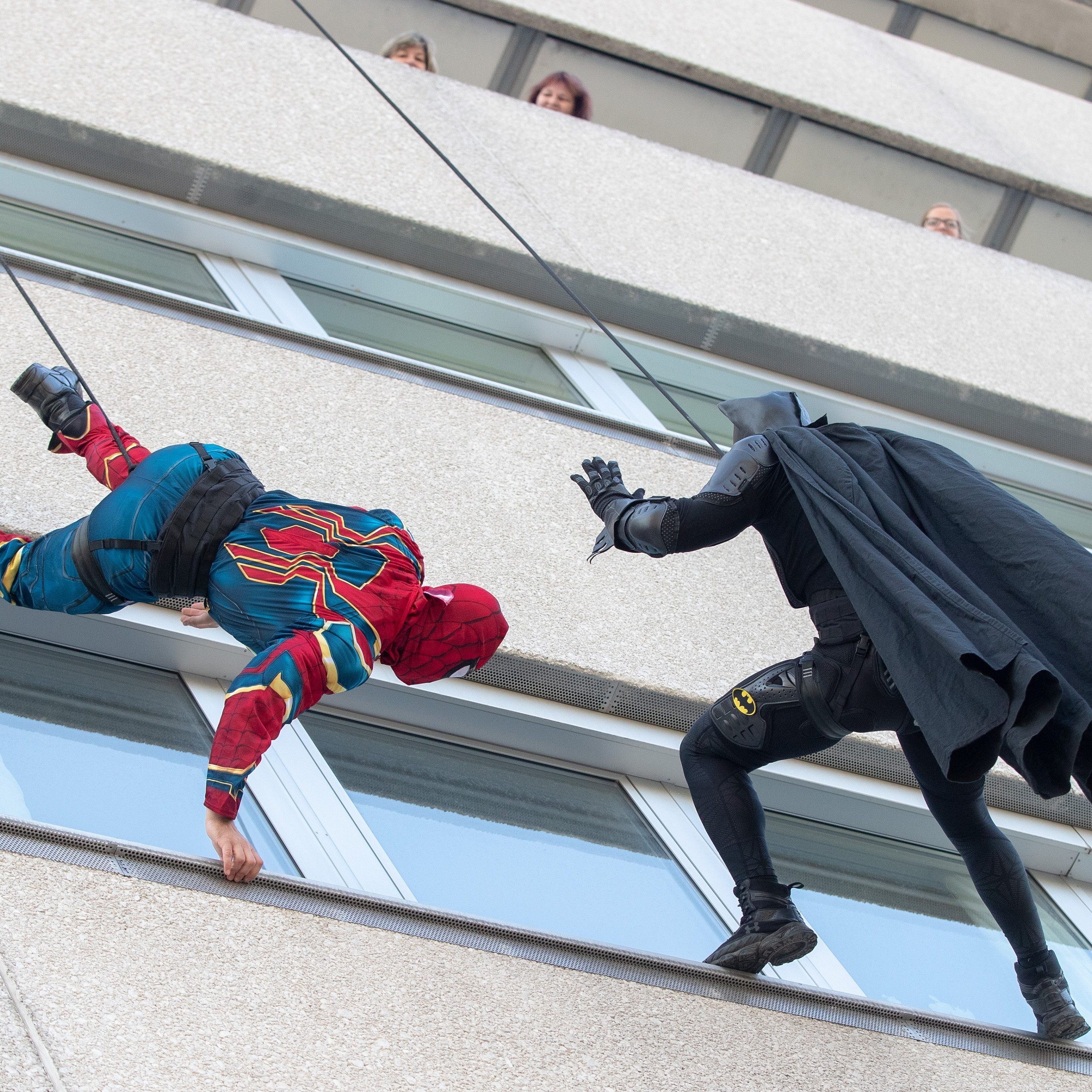 Die Superhelden der WEGA seilten sich an der Kinderklinik des Wiener AKH ab.