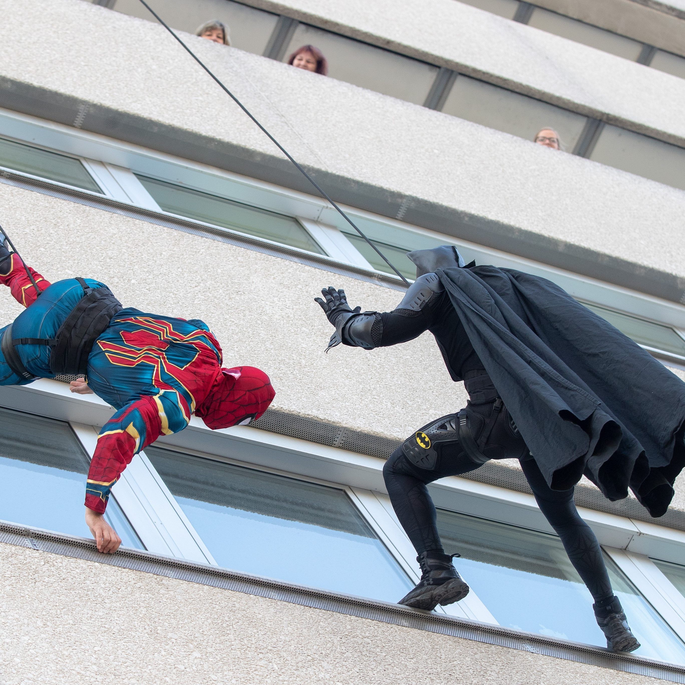 Die Superhelden der WEGA seilten sich an der Kinderklinik des Wiener AKH ab.