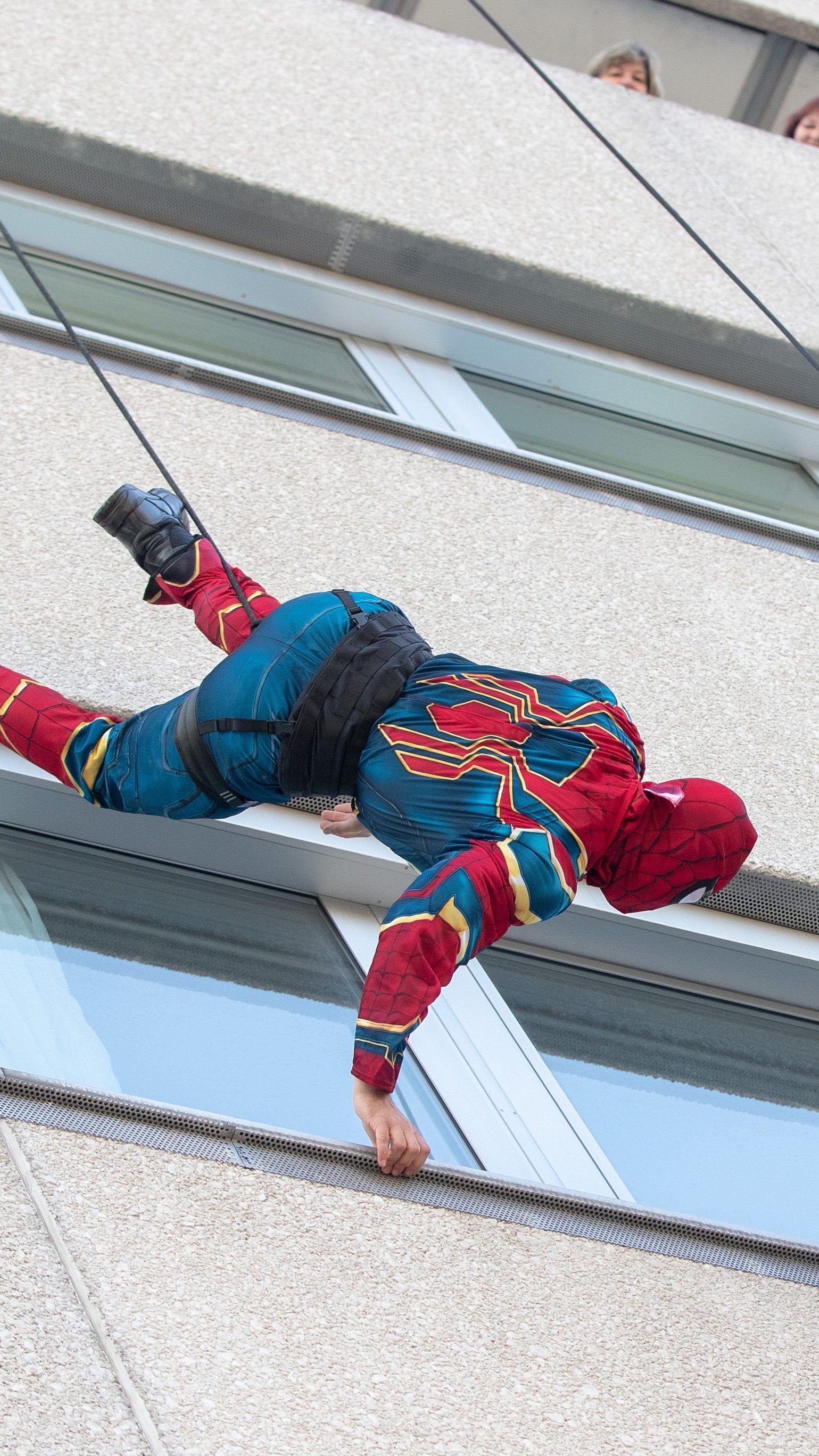 Die Superhelden der WEGA seilten sich an der Kinderklinik des Wiener AKH ab.