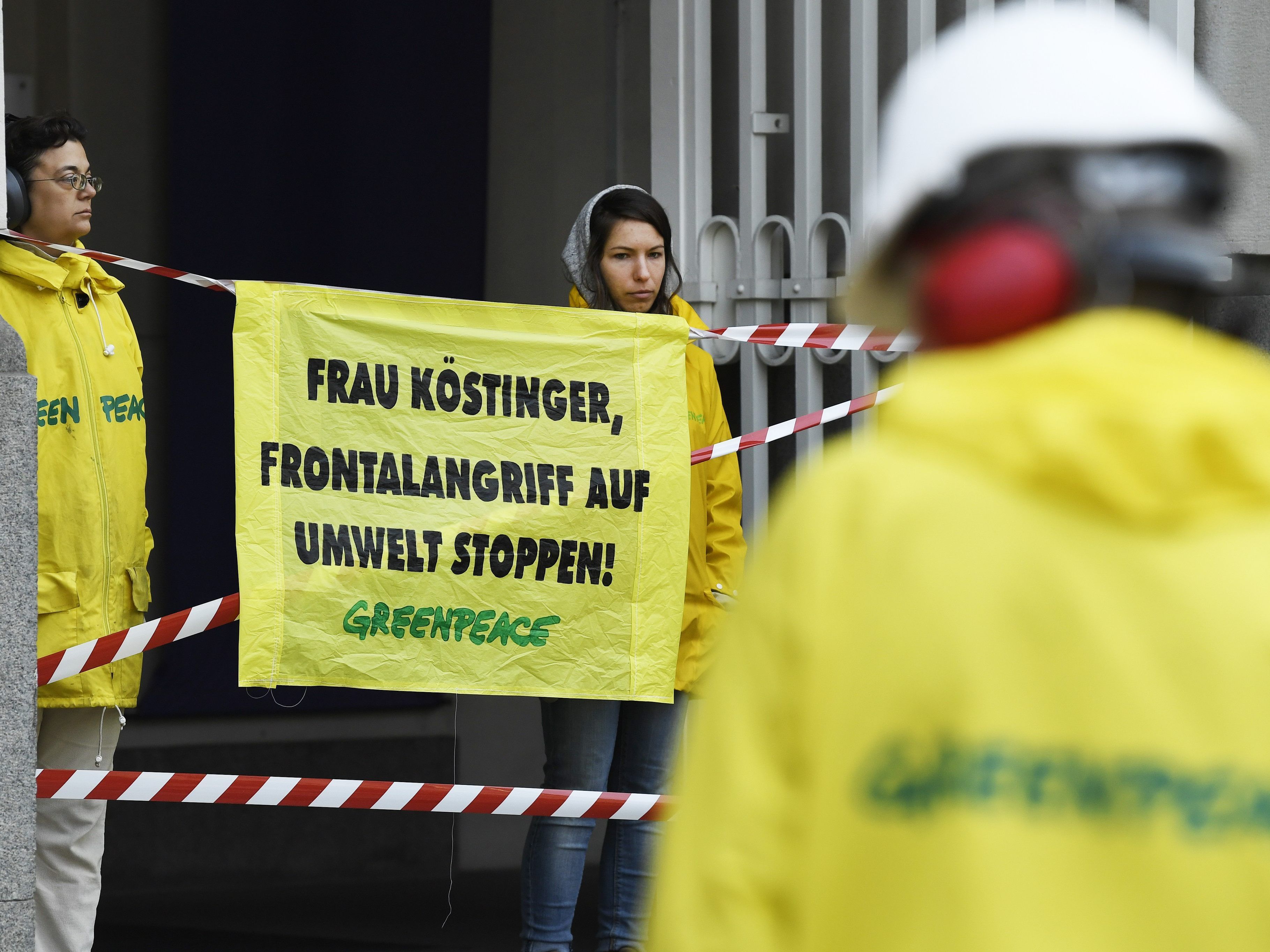 Vor und im Bundesministerium kam es heute zu einer Versammlung von Greenpeace-Aktivisten statt. Vor und im Bundesministerium kam es heute zu einer Versammlung von Greenpeace-Aktivisten statt.