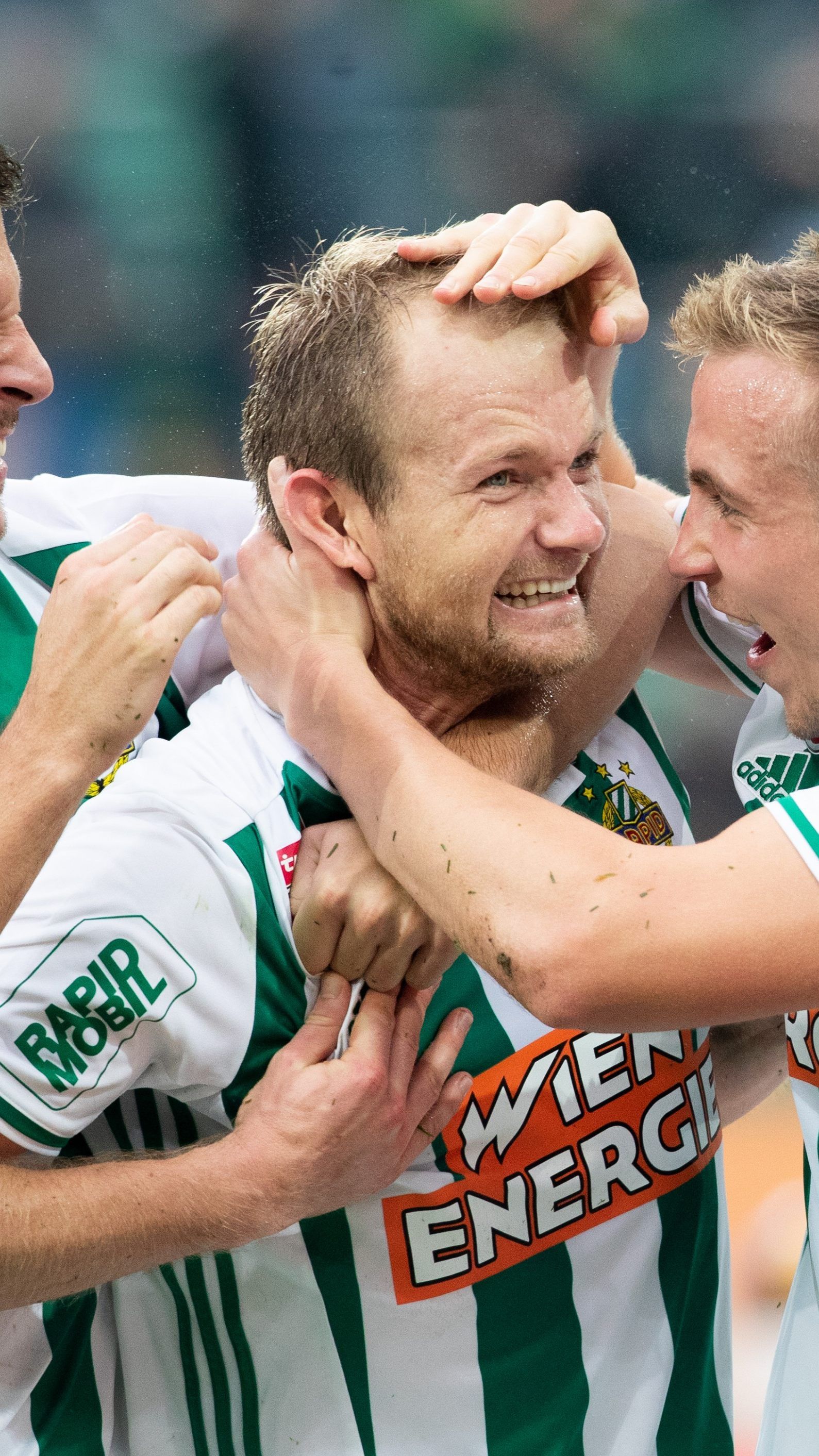 Die Freude nach dem Sieg ist bei den Hütteldorfern groß.