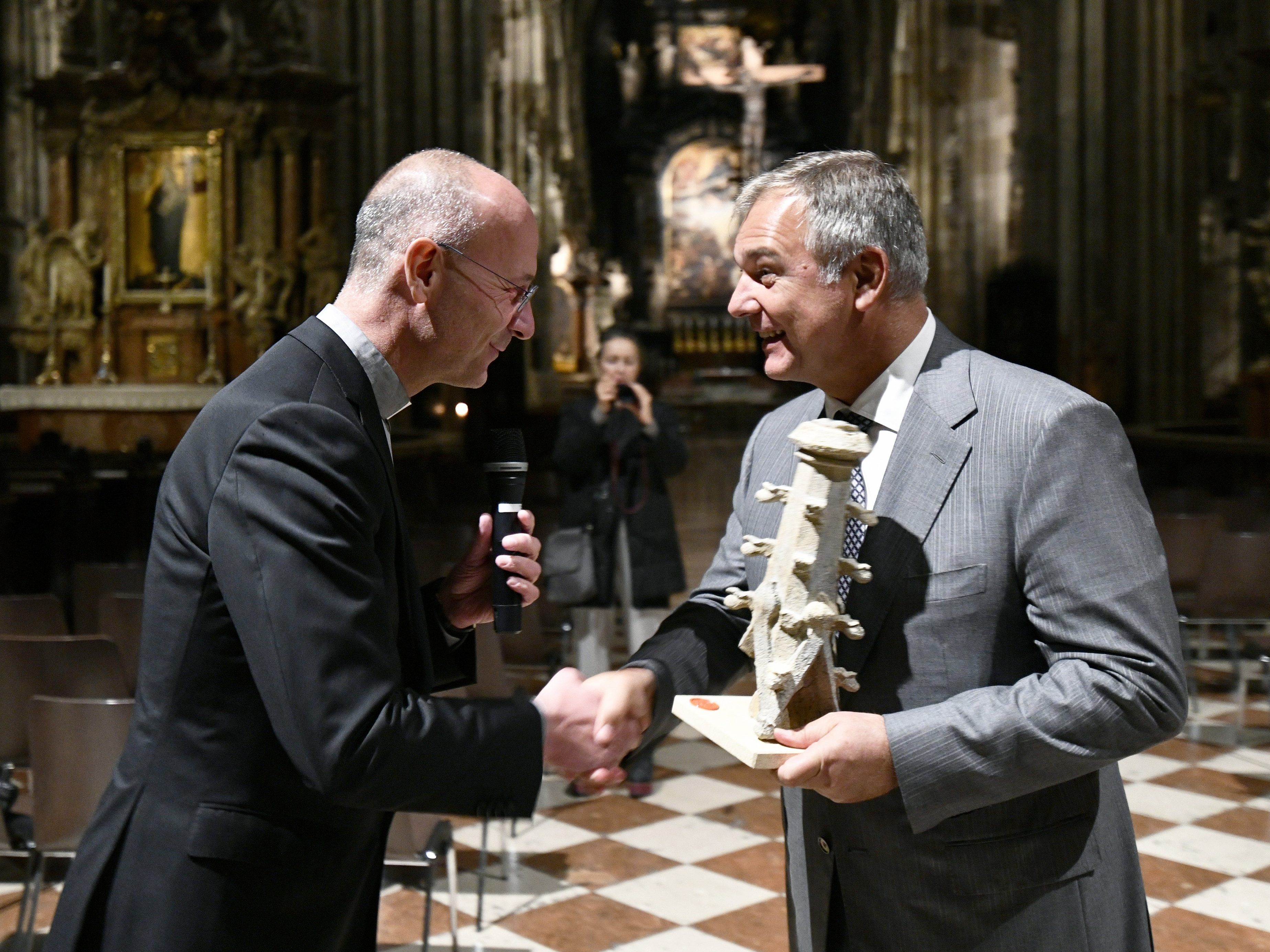 Das neue Beleuchtungskonzept des wiener Stephansdom, lässt die Architektur im Inneren neu erstrahlen. Das neue Beleuchtungskonzept des wiener Stephansdom, lässt die Architektur im Inneren neu erstrahlen.