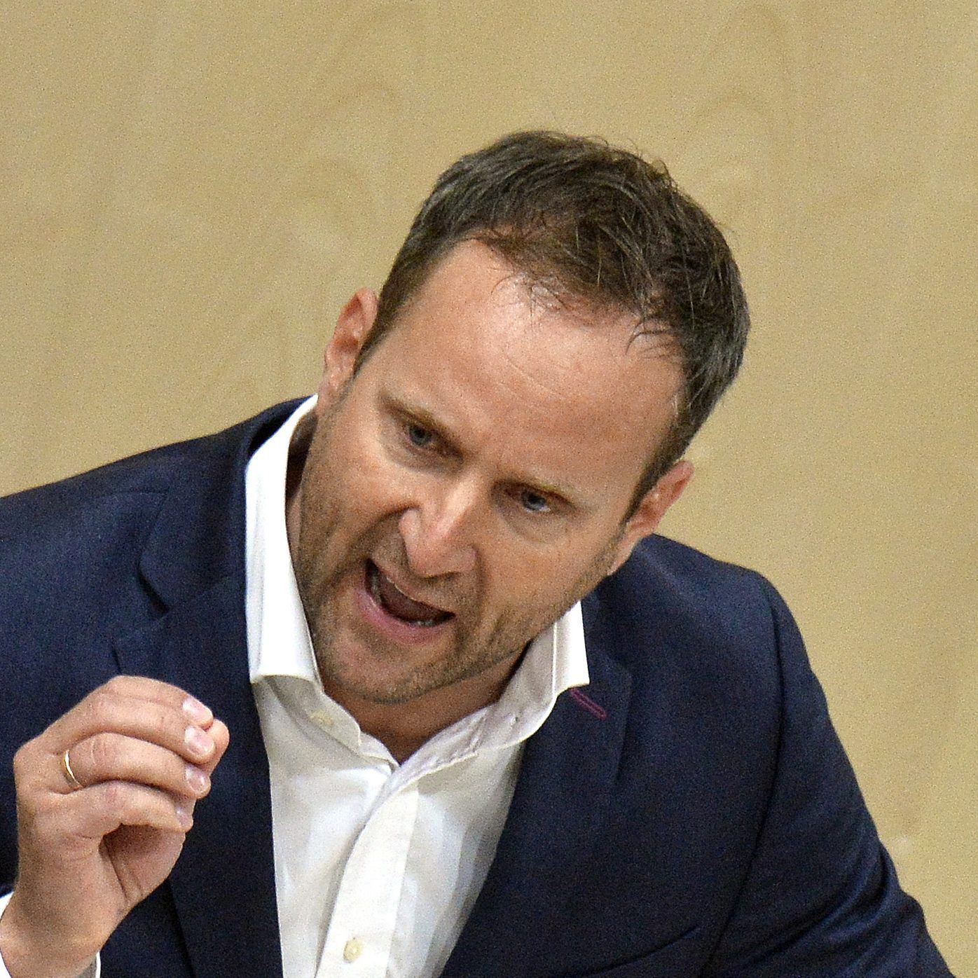 Matthias Strolz rappt für eine rauchfreie Gastronomie.