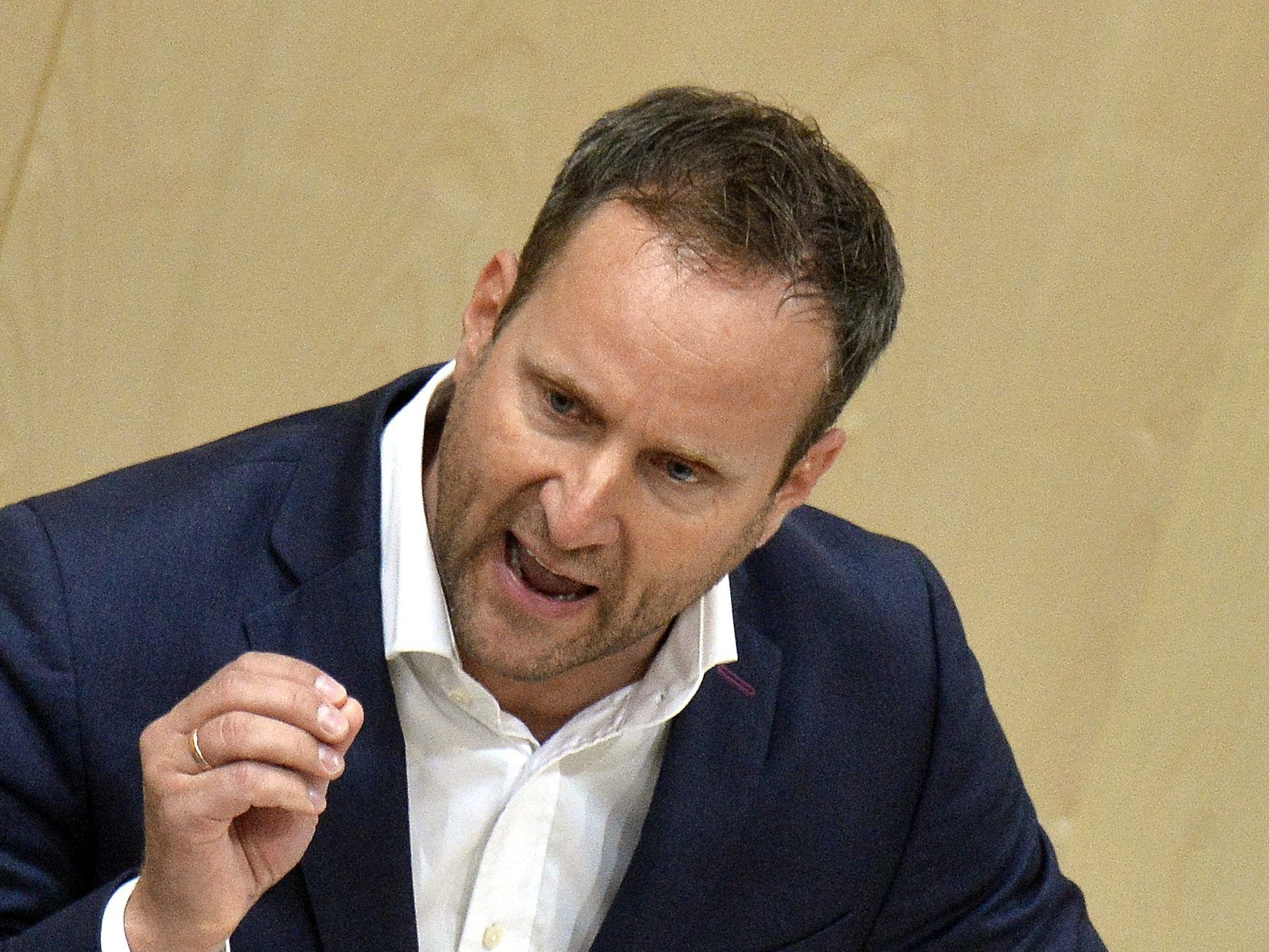 Matthias Strolz rappt für eine rauchfreie Gastronomie.