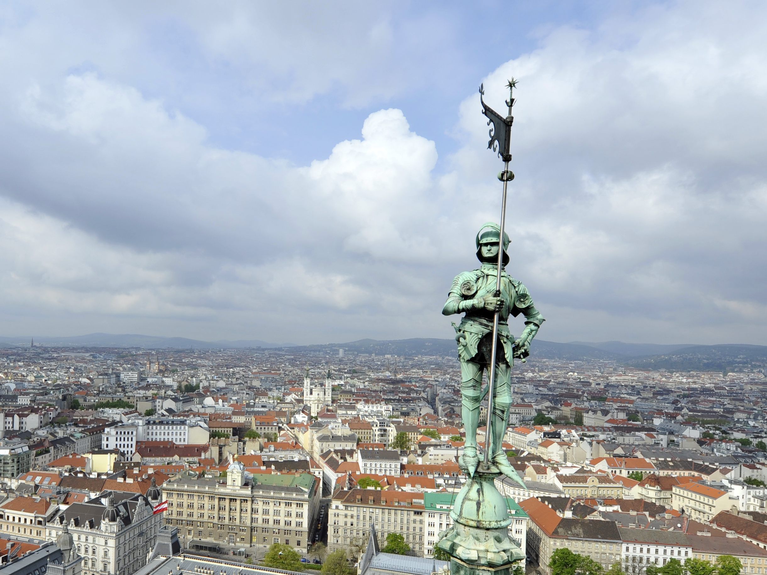 Der Wiener Rathausmann macht eine Winterpause und wird renoviert.