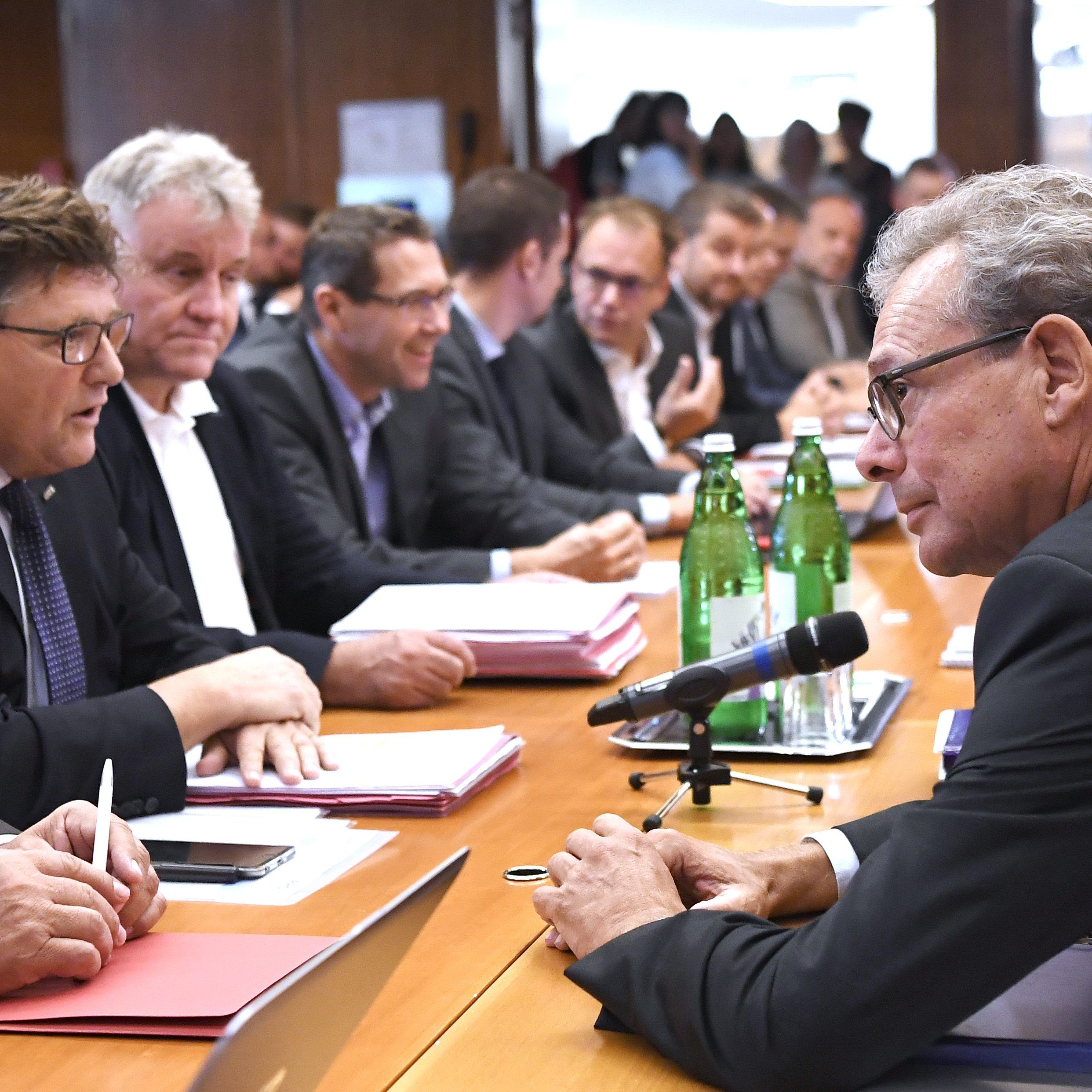 Die Arbeitnehmer lassen sich den von den Arbeitgebern gewünschten "KV 4.0" erklären.