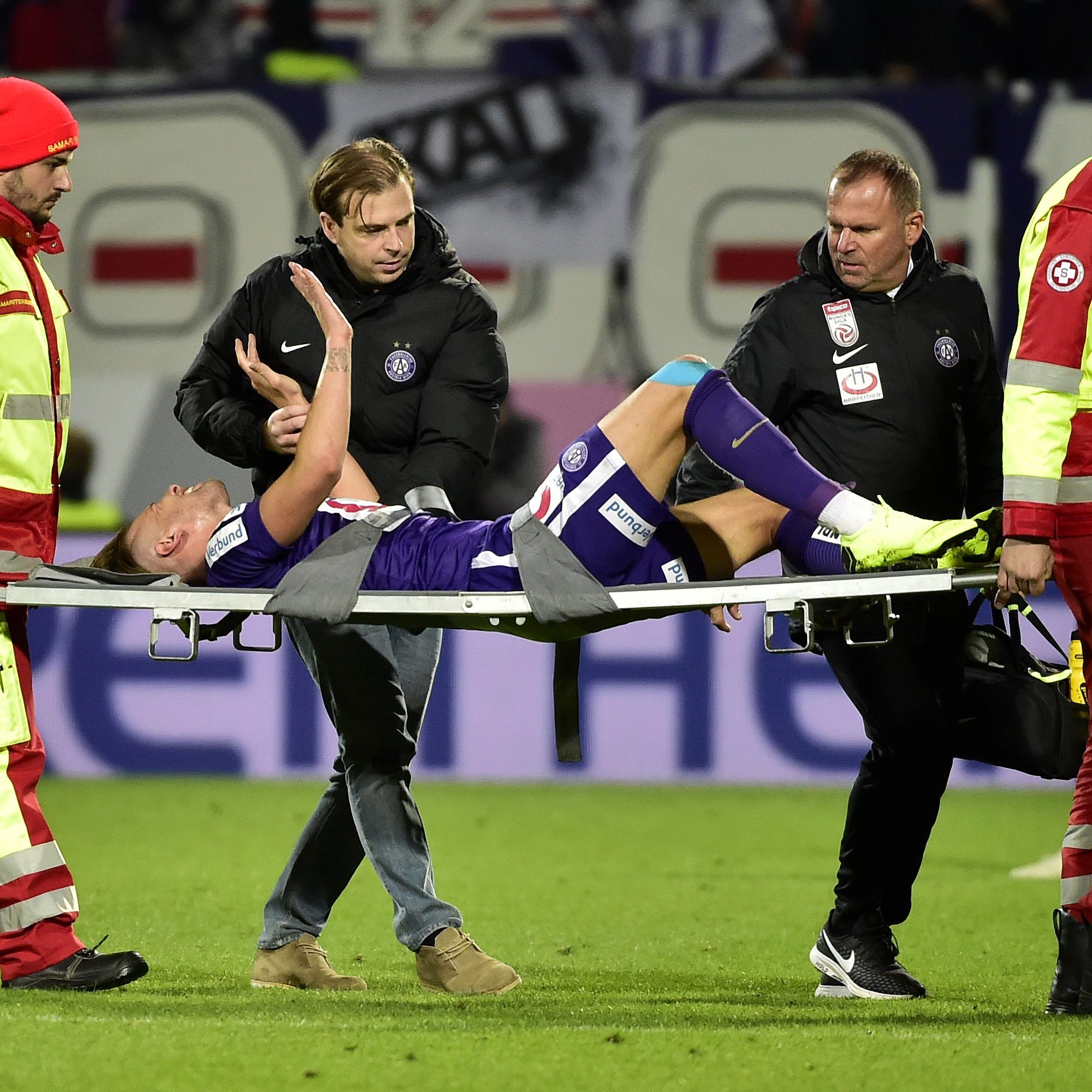Kapitän Grünwald erlitt am Sonntag eine Schulterluxation mit gerissener Gelenklippe.