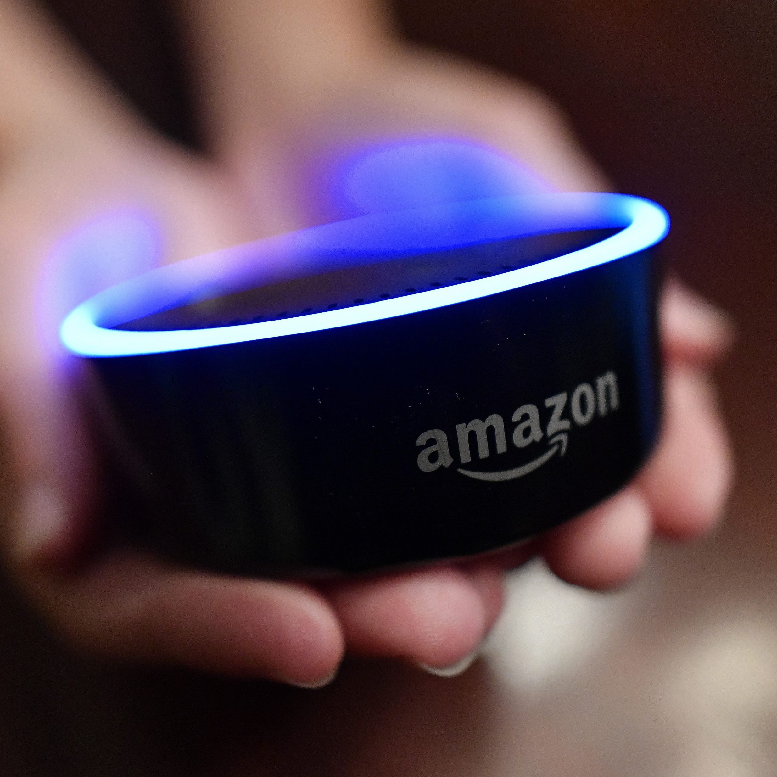 Ein "Echo Dot" über den Amazons Alexa ihren Nutzern zuhört.