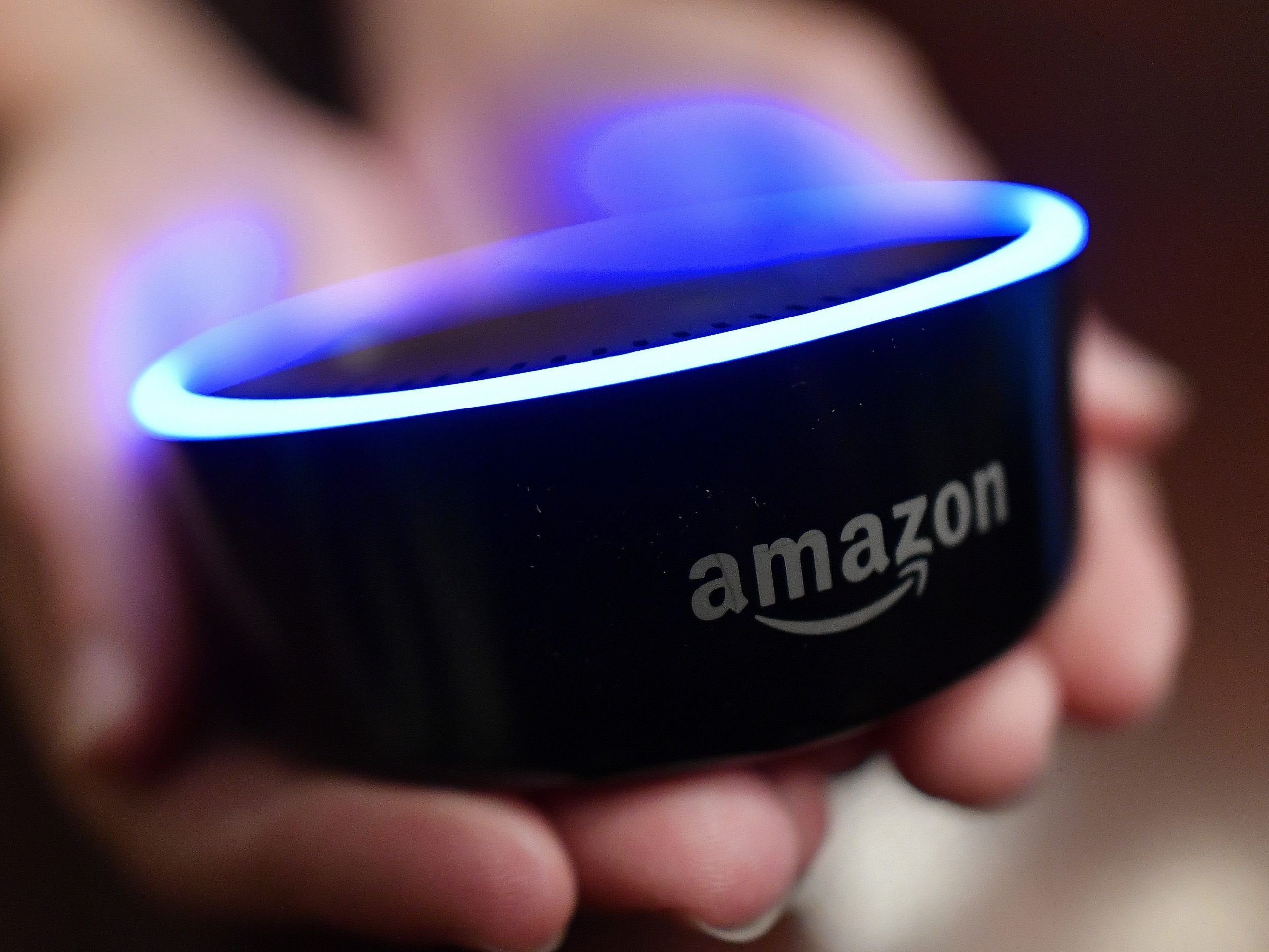 Ein "Echo Dot" über den Amazons Alexa ihren Nutzern zuhört.