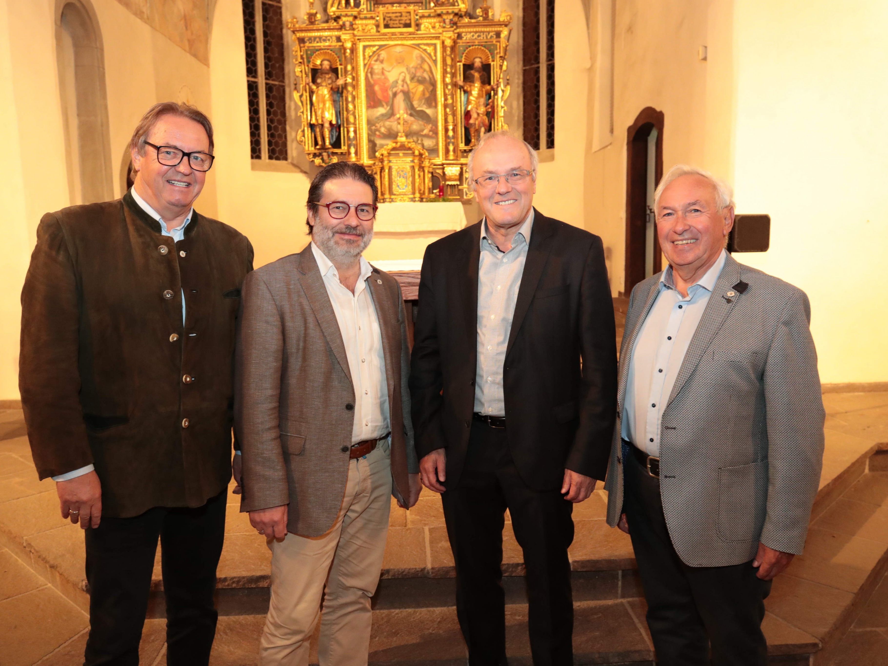 Kommerzialrat Hermann Metzler, Bildungsreferent Rainer Heinzle, Referent Prof. Reinhard Haller und Bruderschaftsmeister Günther Vonblon. Kommerzialrat Hermann Metzler, Bildungsreferent Rainer Heinzle, Referent Prof. Reinhard Haller und Bruderschaftsmeister Günther Vonblon.