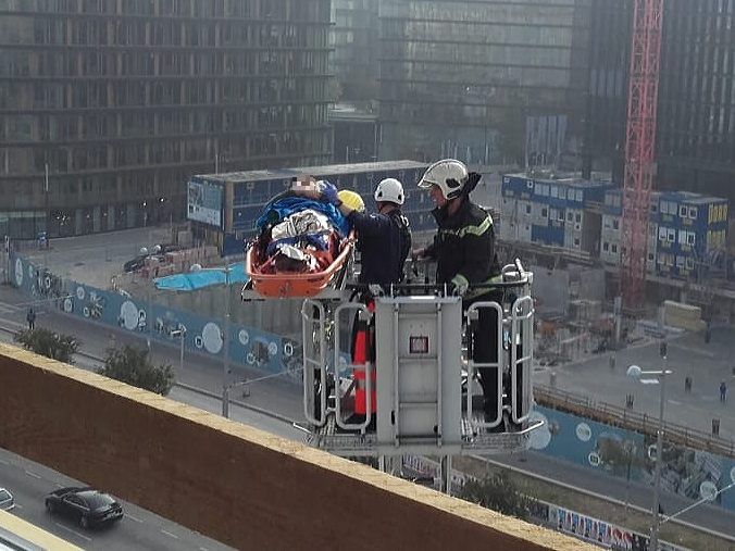 Rettung aus dem 10. Stock auf einer Wiener Baustelle. Rettung aus dem 10. Stock auf einer Wiener Baustelle.