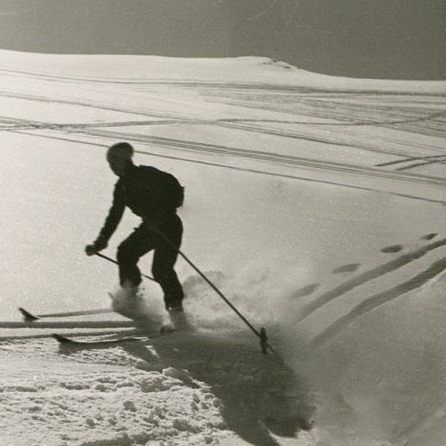 1894 brachte Pfarrer Johann Müller die ersten Ski an den Arlberg