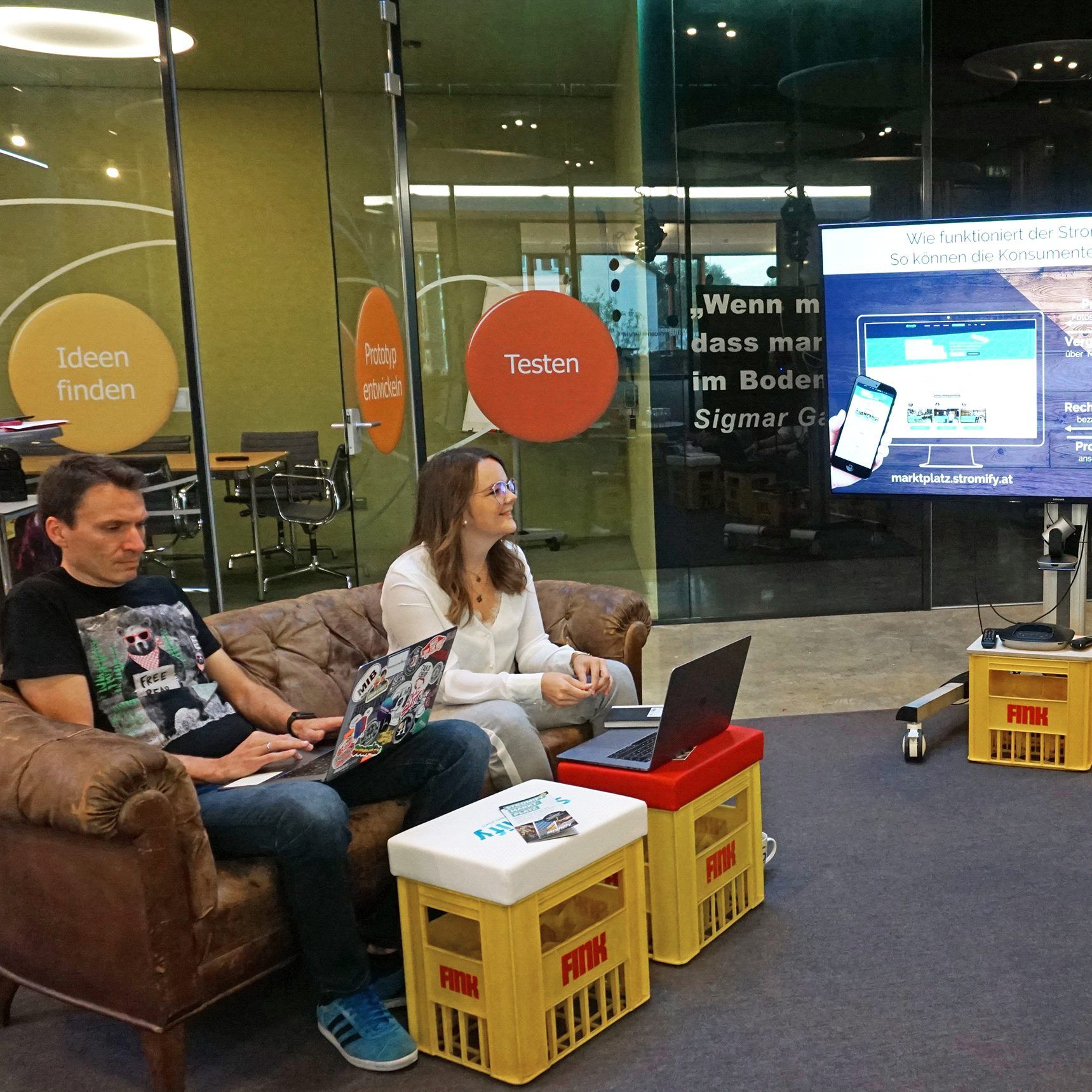 Im Innovation Lab der VKW herrscht auch schon rein optisch eine andere Atmosphäre als in anderen Abteilungen der VKW.