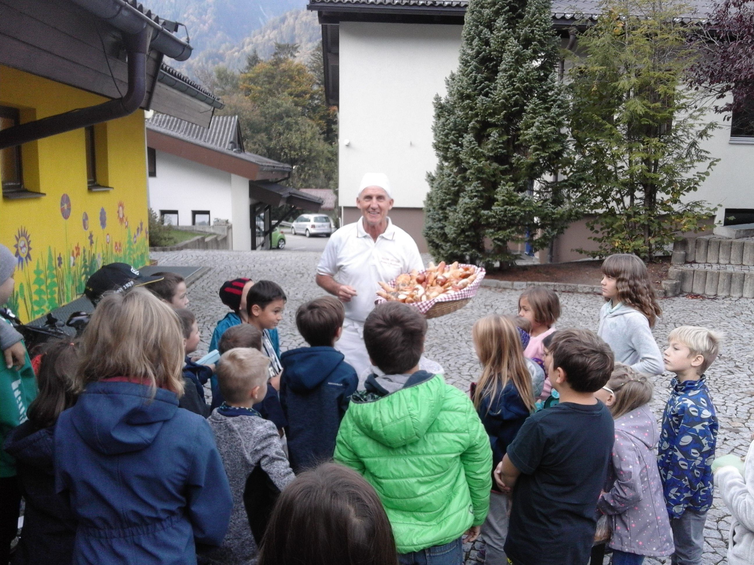 Walter Stüttler ist ein gern gesehener Gast in der Volksschule Walter Stüttler ist ein gern gesehener Gast in der Volksschule