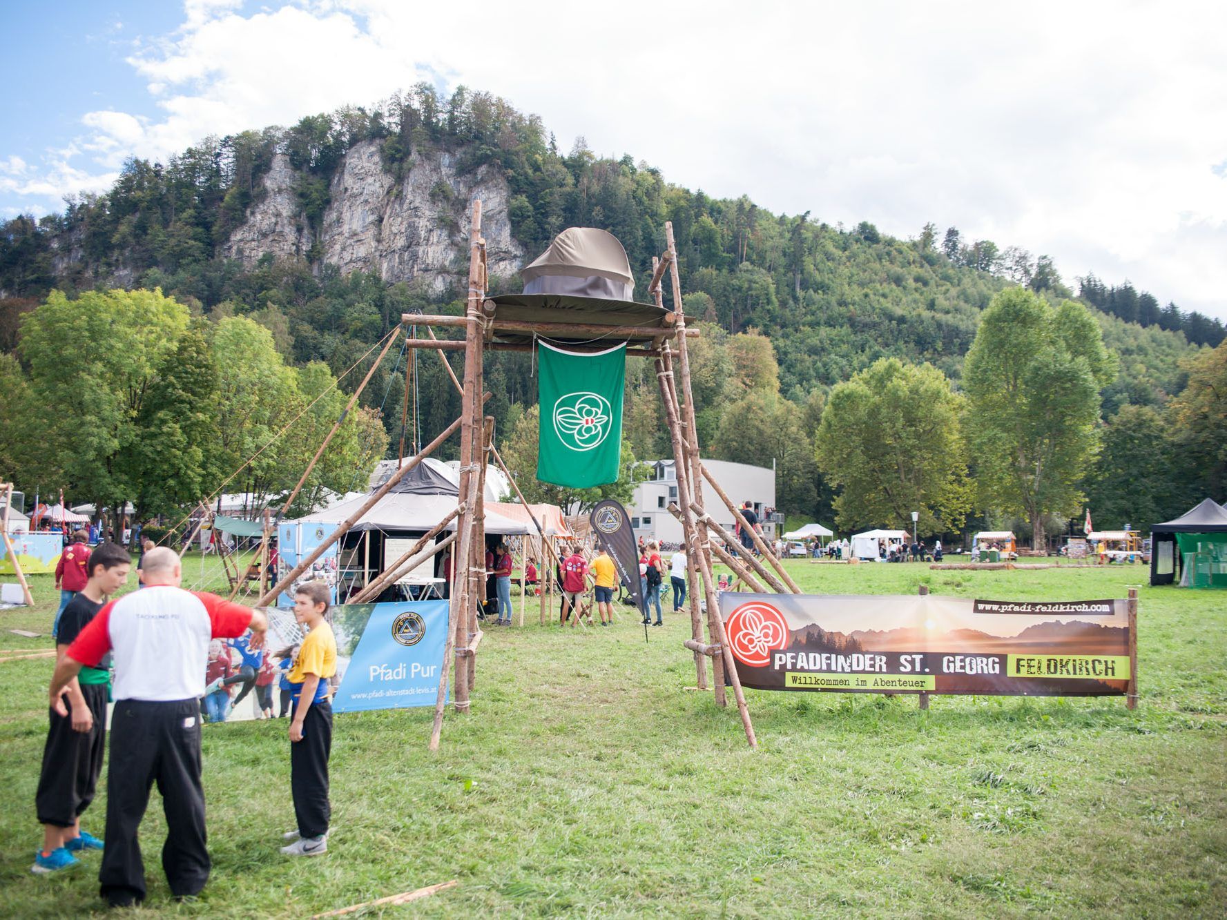 Das große Lagertor, welches speziell für die Vereinsmesse aufgebaut wurde