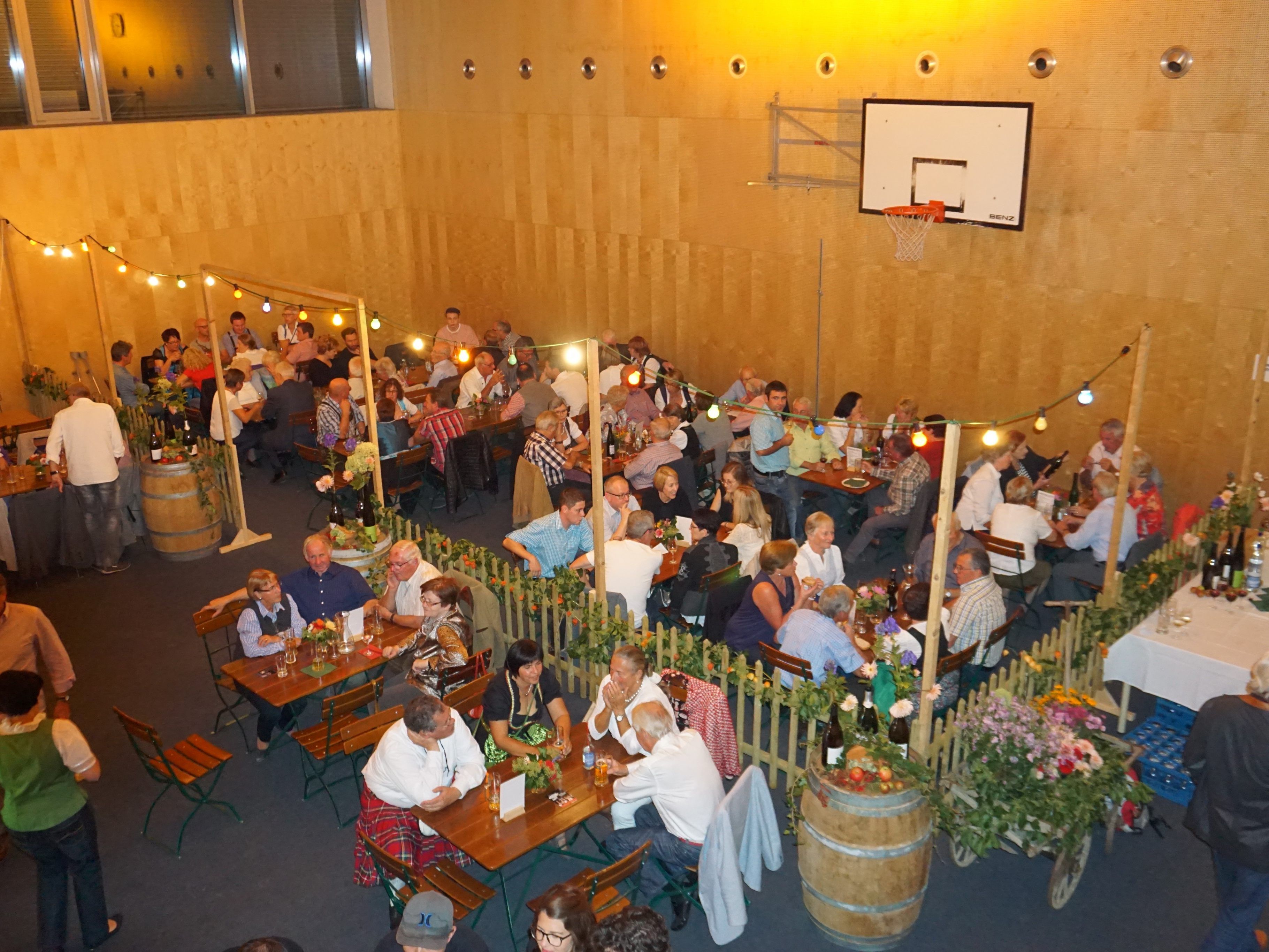 Tolle Stimmung in der Turnhalle der Volksschule Tosters Tolle Stimmung in der Turnhalle der Volksschule Tosters