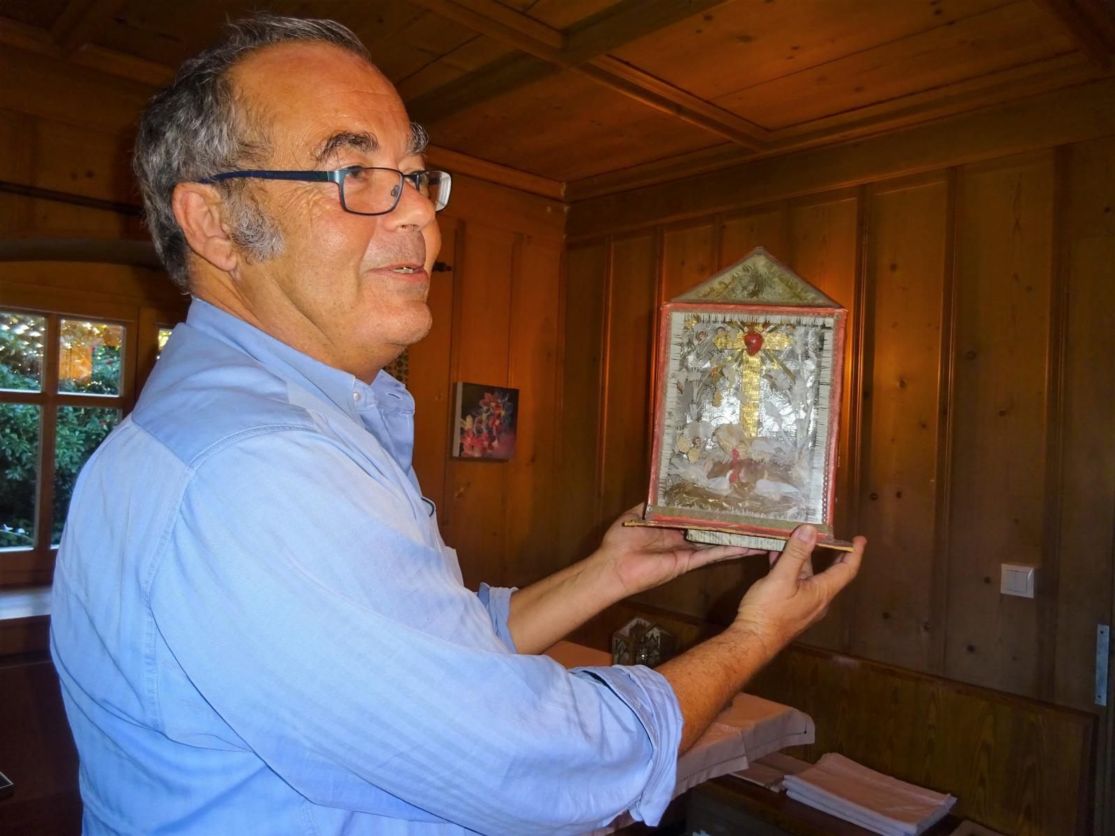 Rudolf Sagmeister zeigt eines seiner Kunstwerke