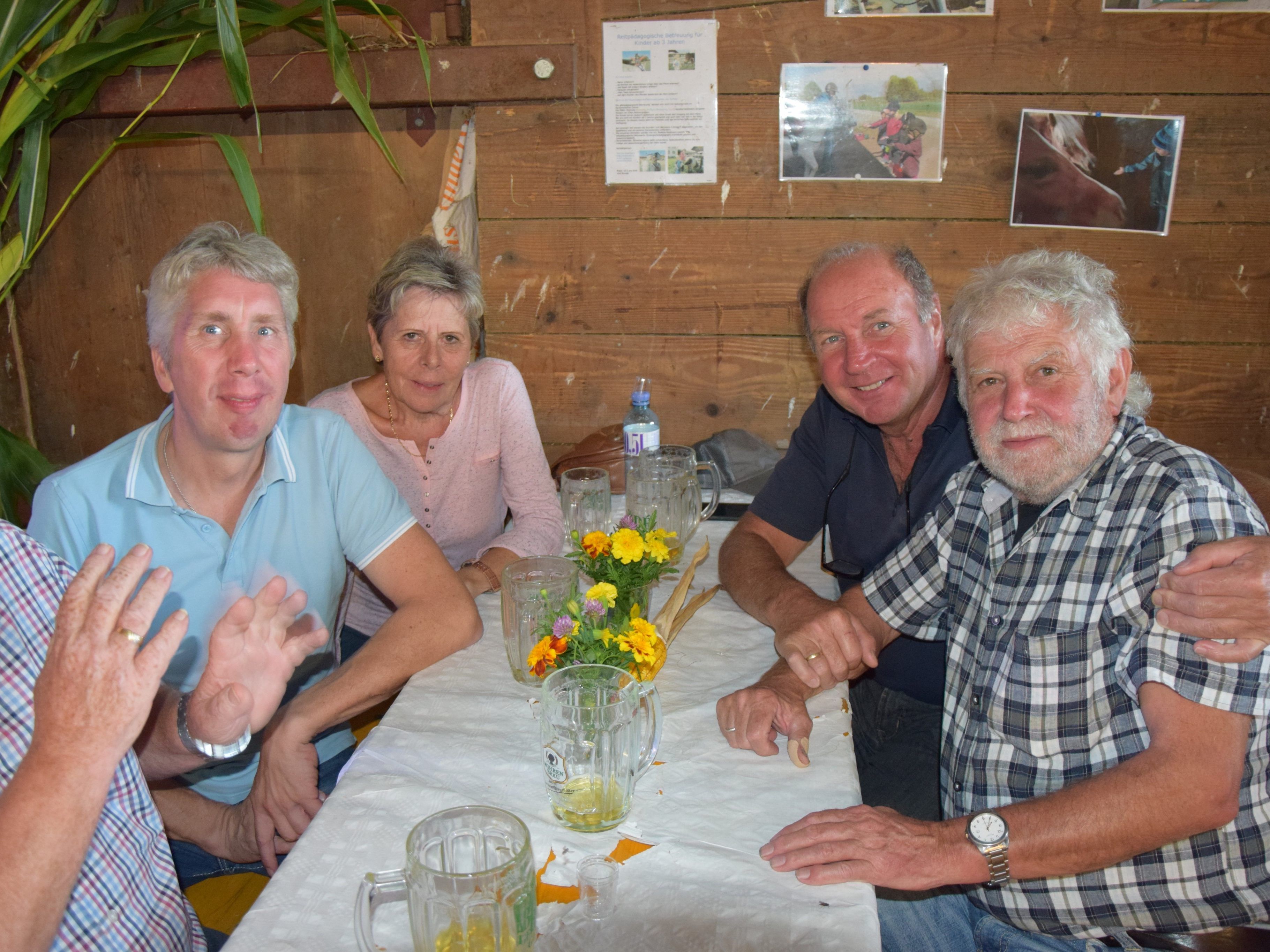 Geselliges Beisammensein nach dem Wettkampf Geselliges Beisammensein nach dem Wettkampf