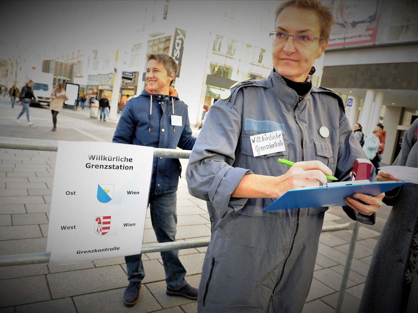 Auf der Wiener Mariahilfer Straße wurde eine "willkürliche Grenzstation" errichtet.