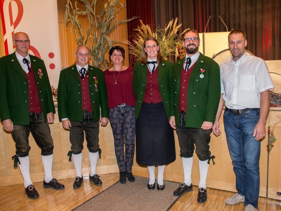 Der Jubilar mit Frau, Musikkameraden und Bürgermeister