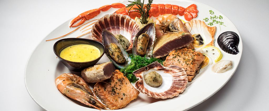 Die große Meeresplatte für zwei Personen mit Lachs, Thunfisch, Muscheln, Garnelen und Hummer.
