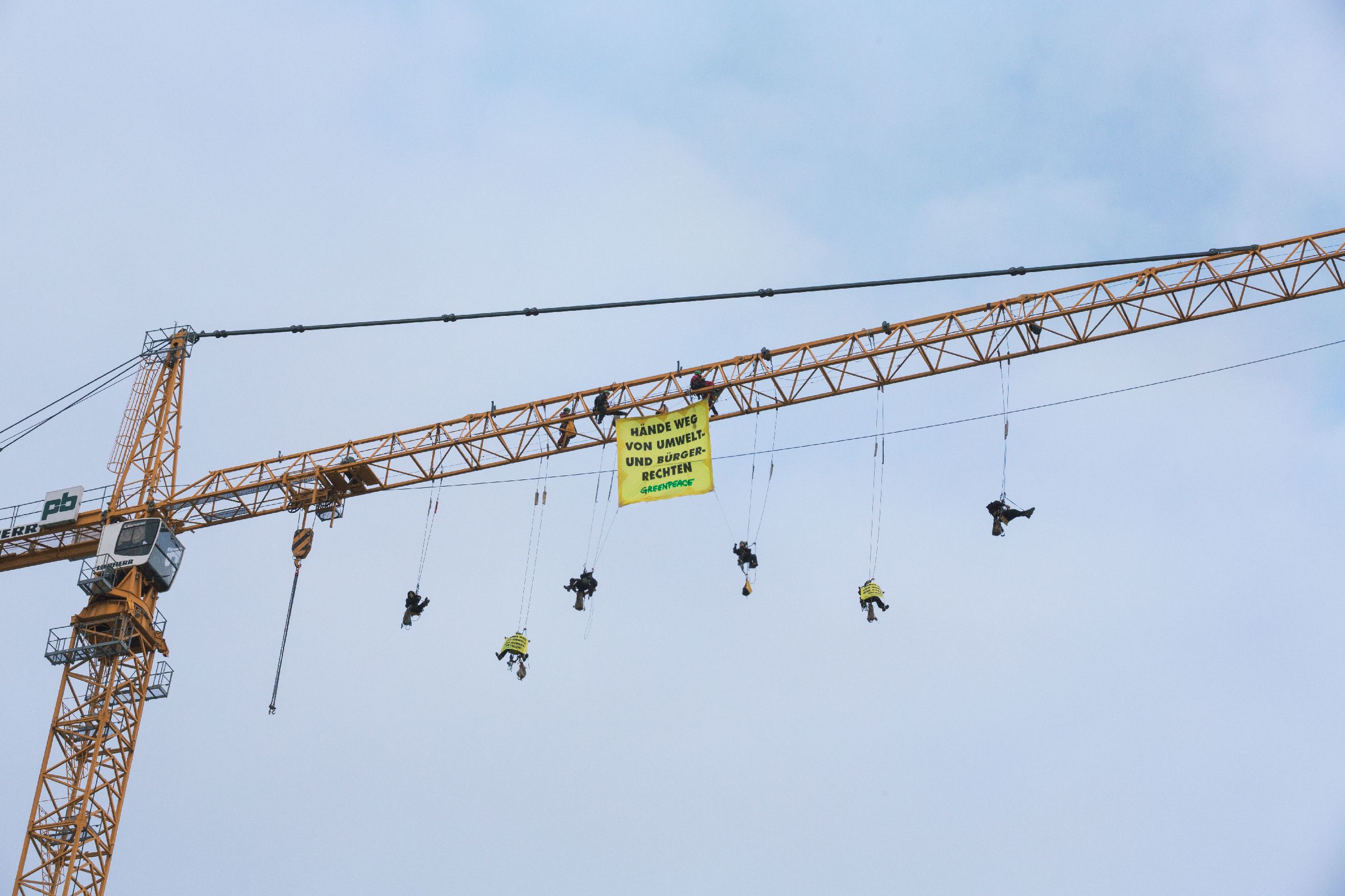 Die Aktivisten entrollten auf dem Kran ein Banner. Die Aktivisten entrollten auf dem Kran ein Banner.
