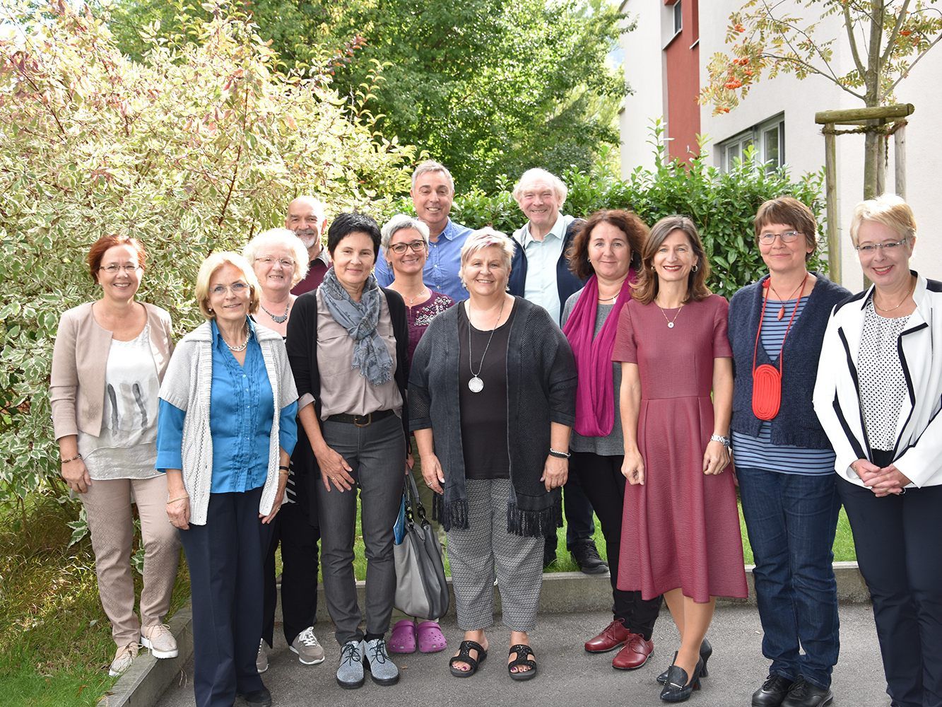 Gut ausgebildet und begeistert starten die 13 Frauen und Männer mit ihrer ehrenamtlichen Aufgabe als HospizbegleiterInnen. Gut ausgebildet und begeistert starten die 13 Frauen und Männer mit ihrer ehrenamtlichen Aufgabe als HospizbegleiterInnen.