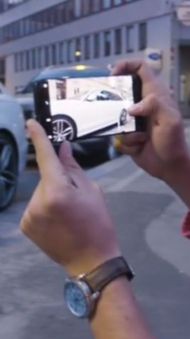 BEsser nicht ungefragt mit dem Handy Personen fotografieren.