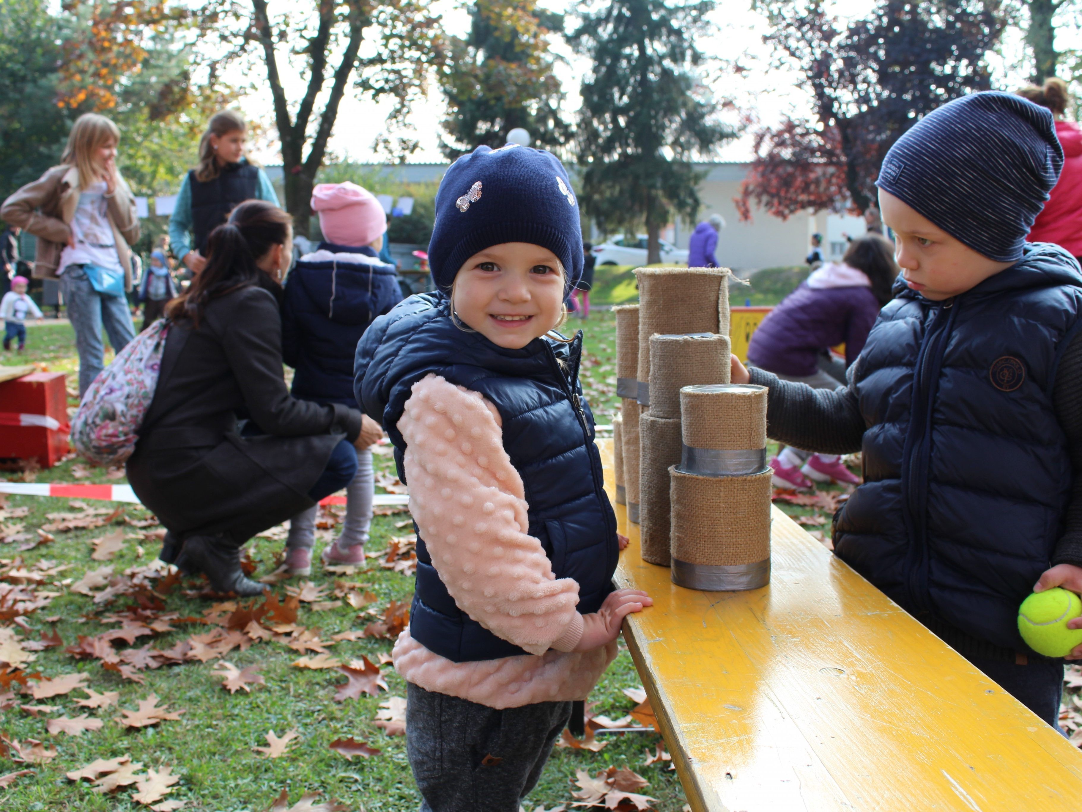 Viktoria Langes übte sich im Dosenwerfen