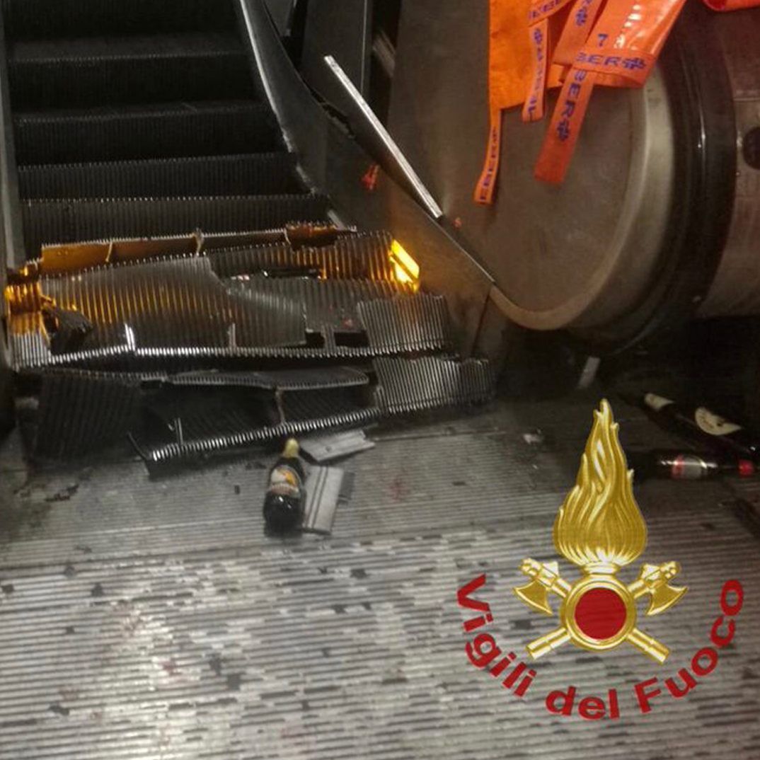 Die zerstörte Rolltreppe.