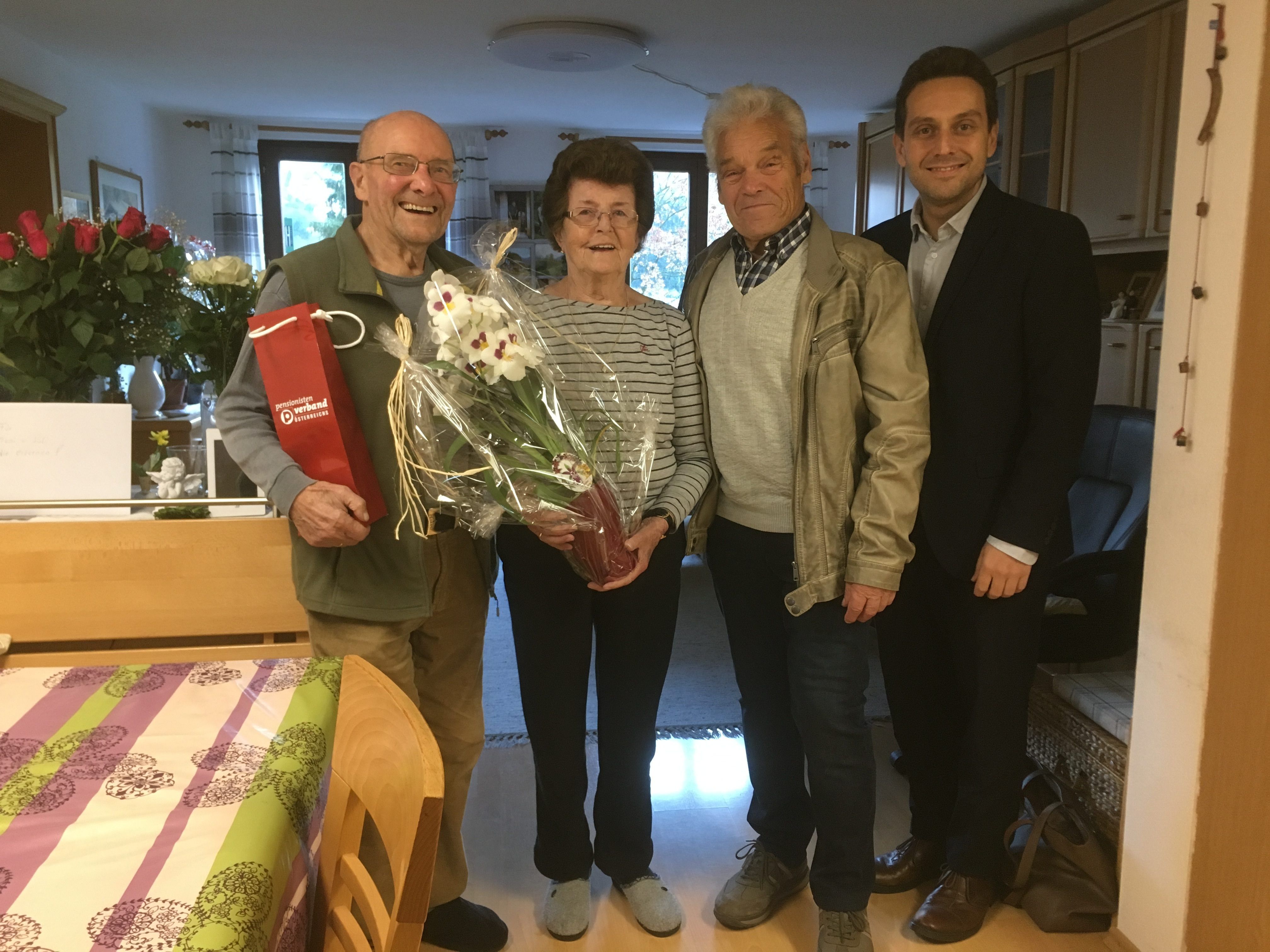 Hubert Lötsch und Hans Röck gratulierten dem Ehepaar Kohler zu diesem außergewöhnlichen Jubiläum. Hubert Lötsch und Hans Röck gratulierten dem Ehepaar Kohler zu diesem außergewöhnlichen Jubiläum.
