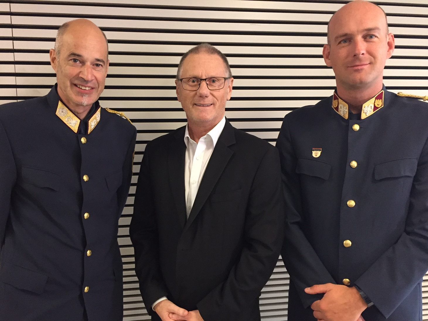 Rechtsexperte Rudolf Keplinger (mitte) mit dem stellvertretenden Landespolizeidirektor Walter Filzmayer (li.) und Mario Breuss (LPD). Rechtsexperte Rudolf Keplinger (mitte) mit dem stellvertretenden Landespolizeidirektor Walter Filzmayer (li.) und Mario Breuss (LPD).