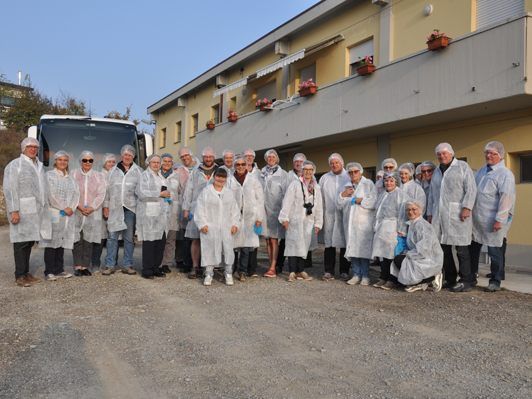 Die slow food-Reisegruppe vor dem Besuch bei einem der besten Käse-Produzenten (Parmigiano) der Region „Caseificio Santa Rita“
