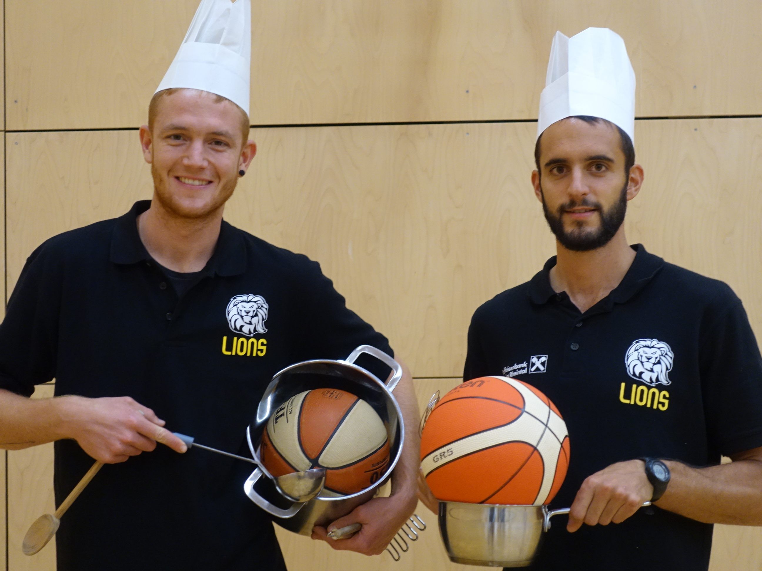 Auch die spanischen Lions-Profispieler Javier Medori und Ander Arruti (v.l.n.r.) sind beim Showkochen in Dornbirn dabei.
