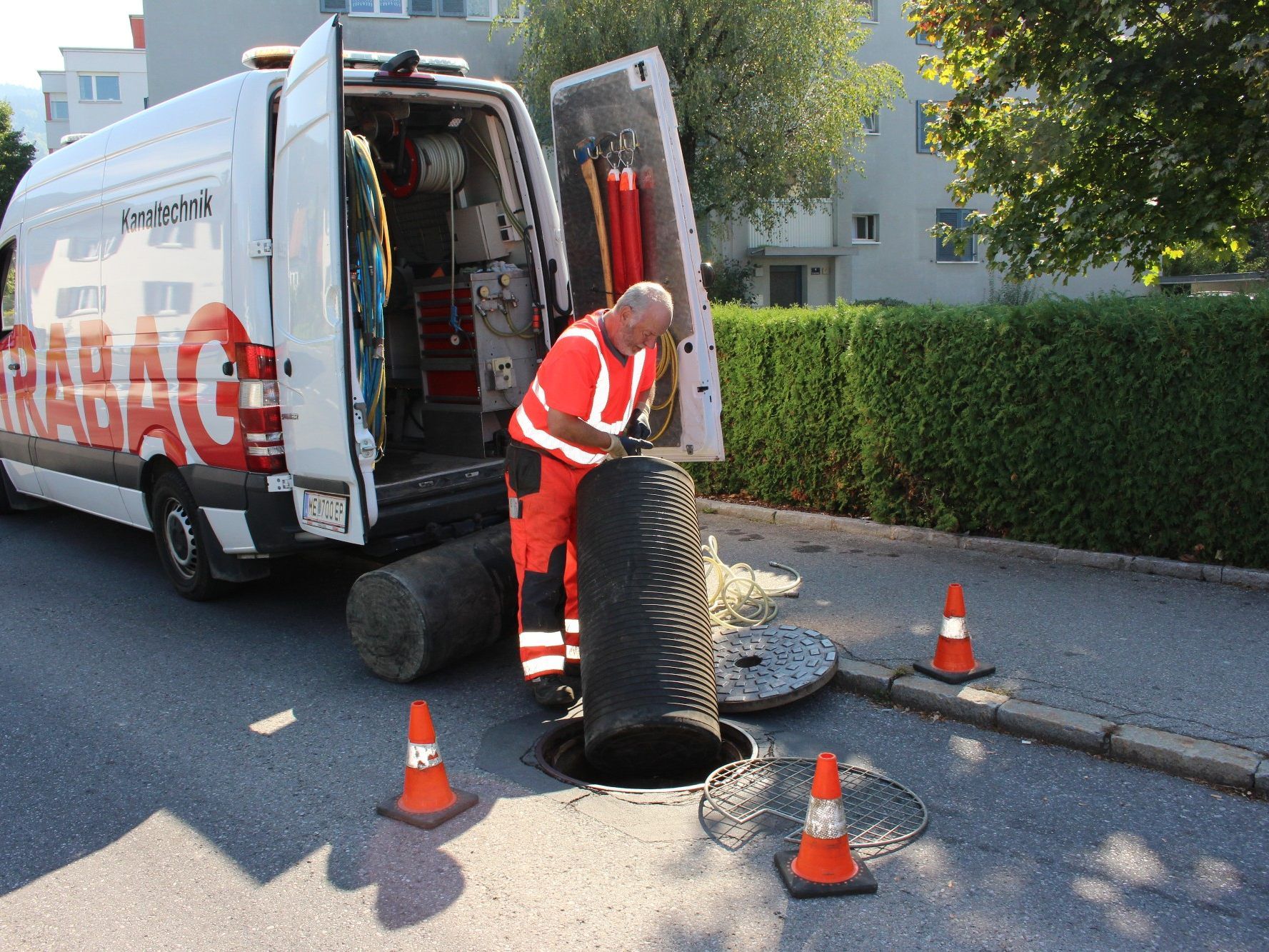 Im Lochauer Gemeindegebiet werden rund 1.400 Kanalschächte des 31 Kilometer langen Kanalnetzes fachmännisch überprüft. Im Lochauer Gemeindegebiet werden rund 1.400 Kanalschächte des 31 Kilometer langen Kanalnetzes fachmännisch überprüft.